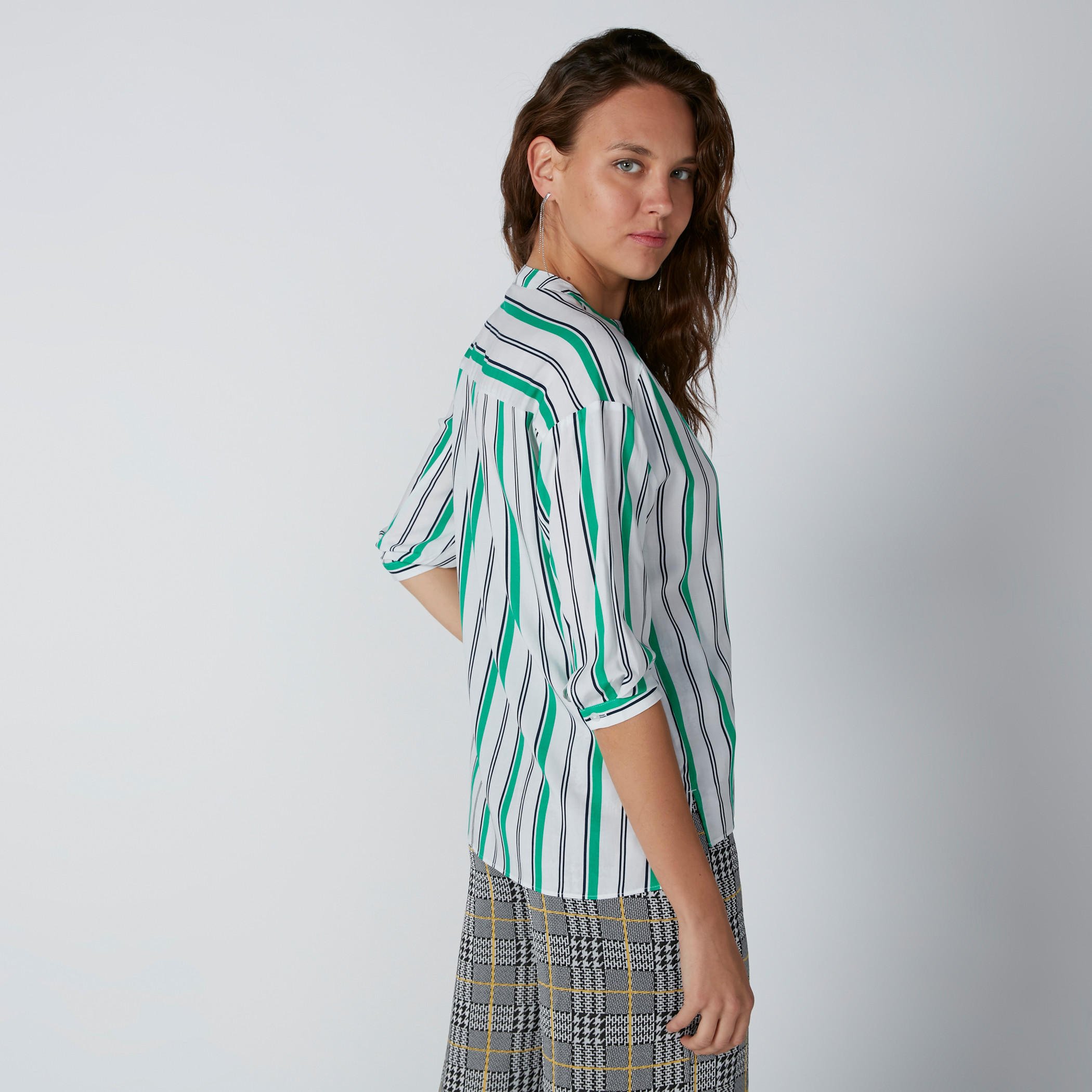 قميص مقلّم بياقة ماندارين وأكمام 3/4 وجيوب-women-clothing-shirtsandblouses-shirts-image-1