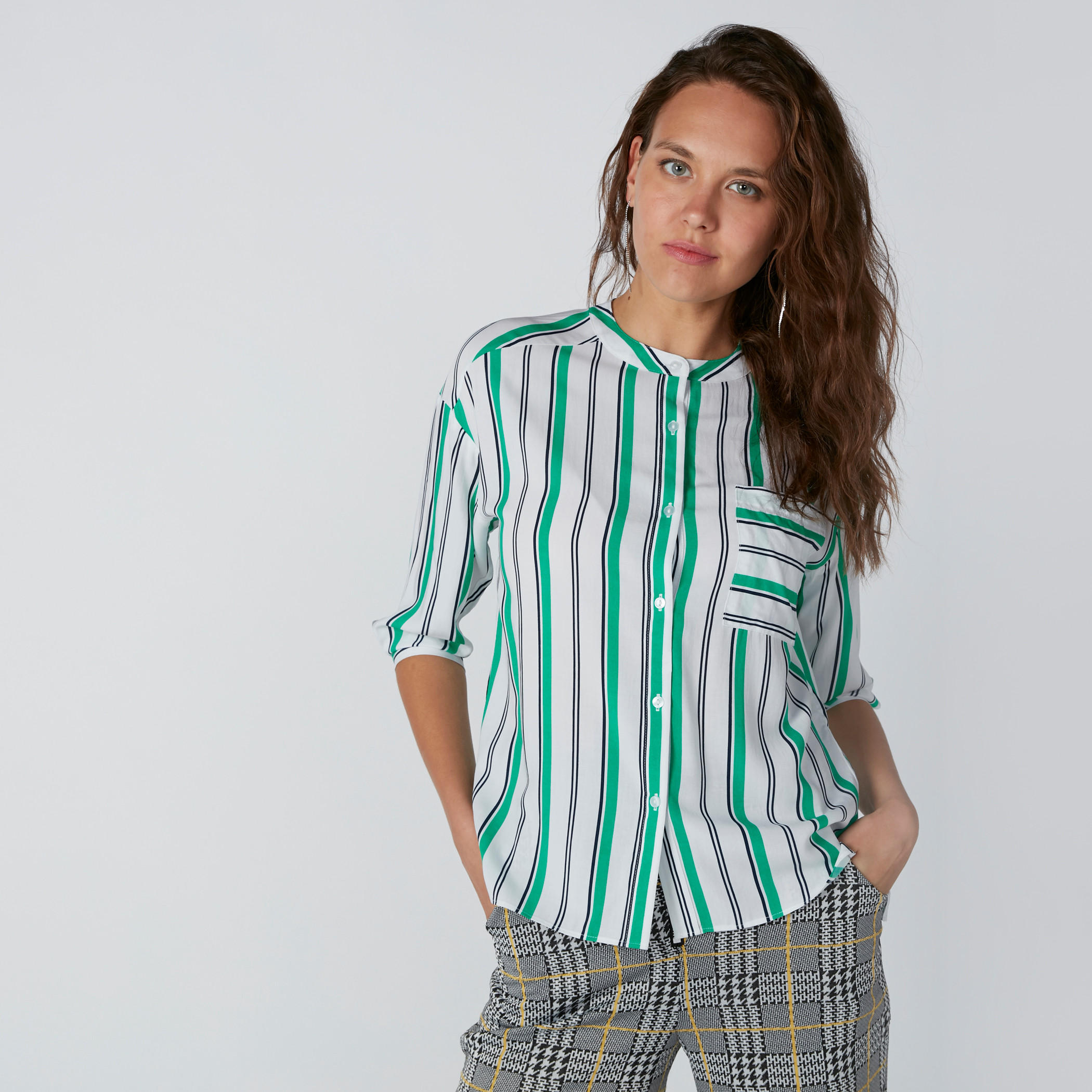 قميص مقلّم بياقة ماندارين وأكمام 3/4 وجيوب-women-clothing-shirtsandblouses-shirts-image-2