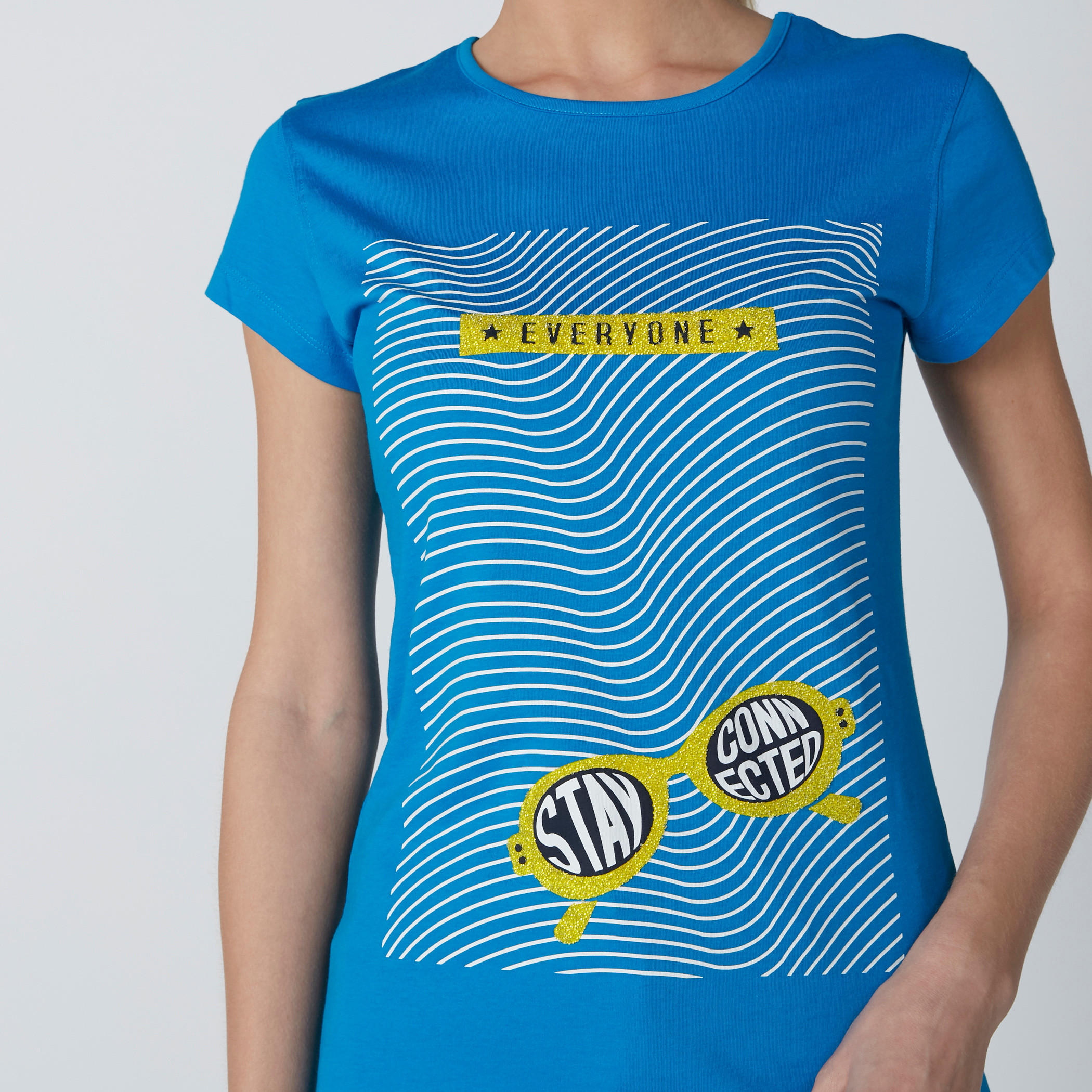 تيشيرت سليم فيت بياقة مستديرة وأكمام قصيرة وطبعات-women-clothing-tshirts-image-3