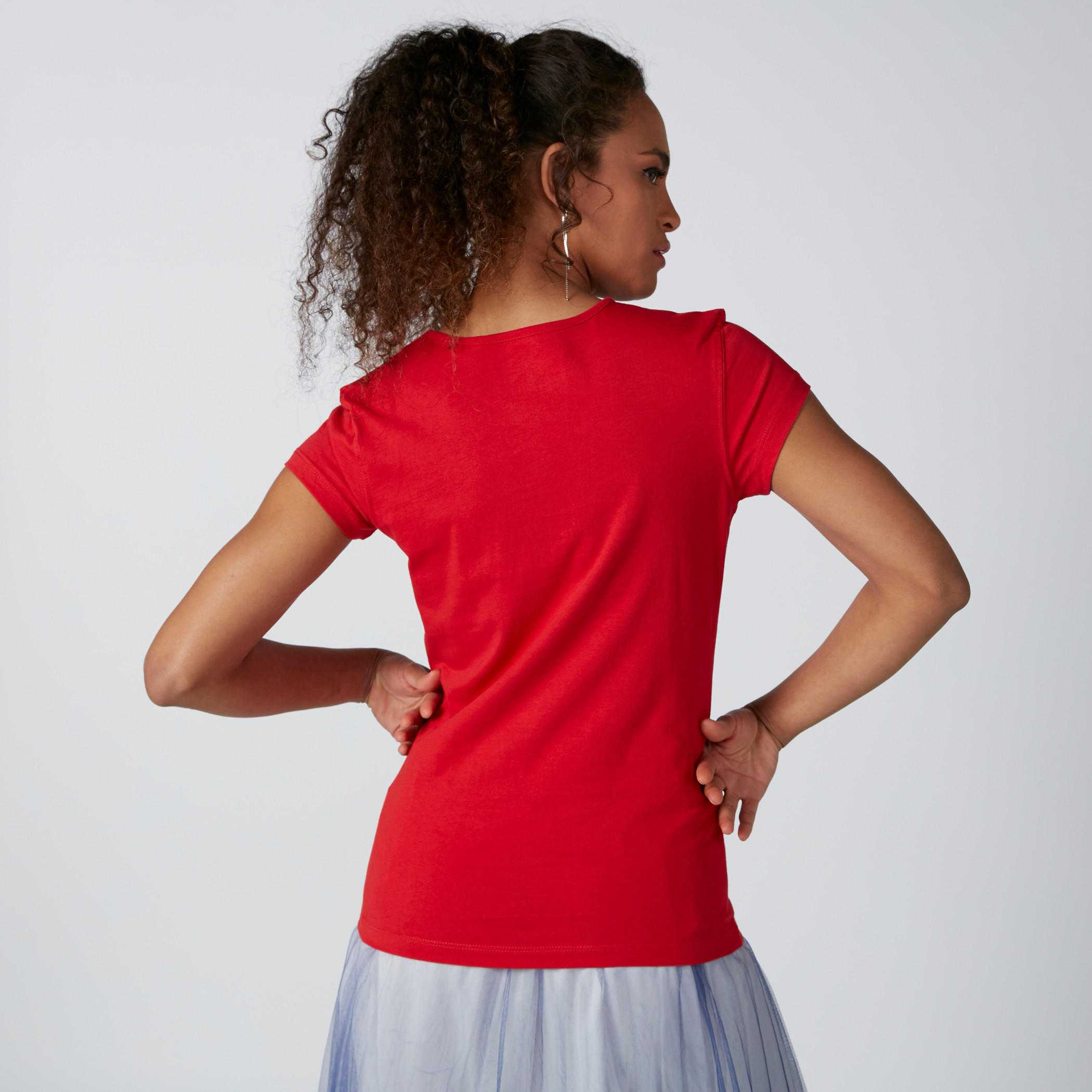 تيشيرت بياقة مستديرة وأكمام قصيرة وطبعات نصيّة-women-clothing-tshirts-image-2
