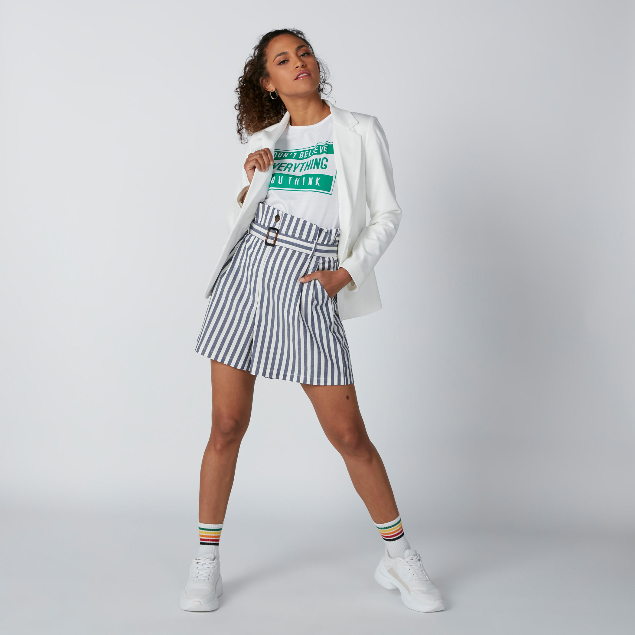 تيشيرت بياقة مستديرة وأكمام قصيرة وطبعات نصيّة-women-clothing-tshirts-image-4