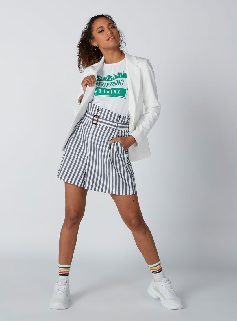 تيشيرت بياقة مستديرة وأكمام قصيرة وطبعات نصيّة-women-clothing-tshirts-image-4
