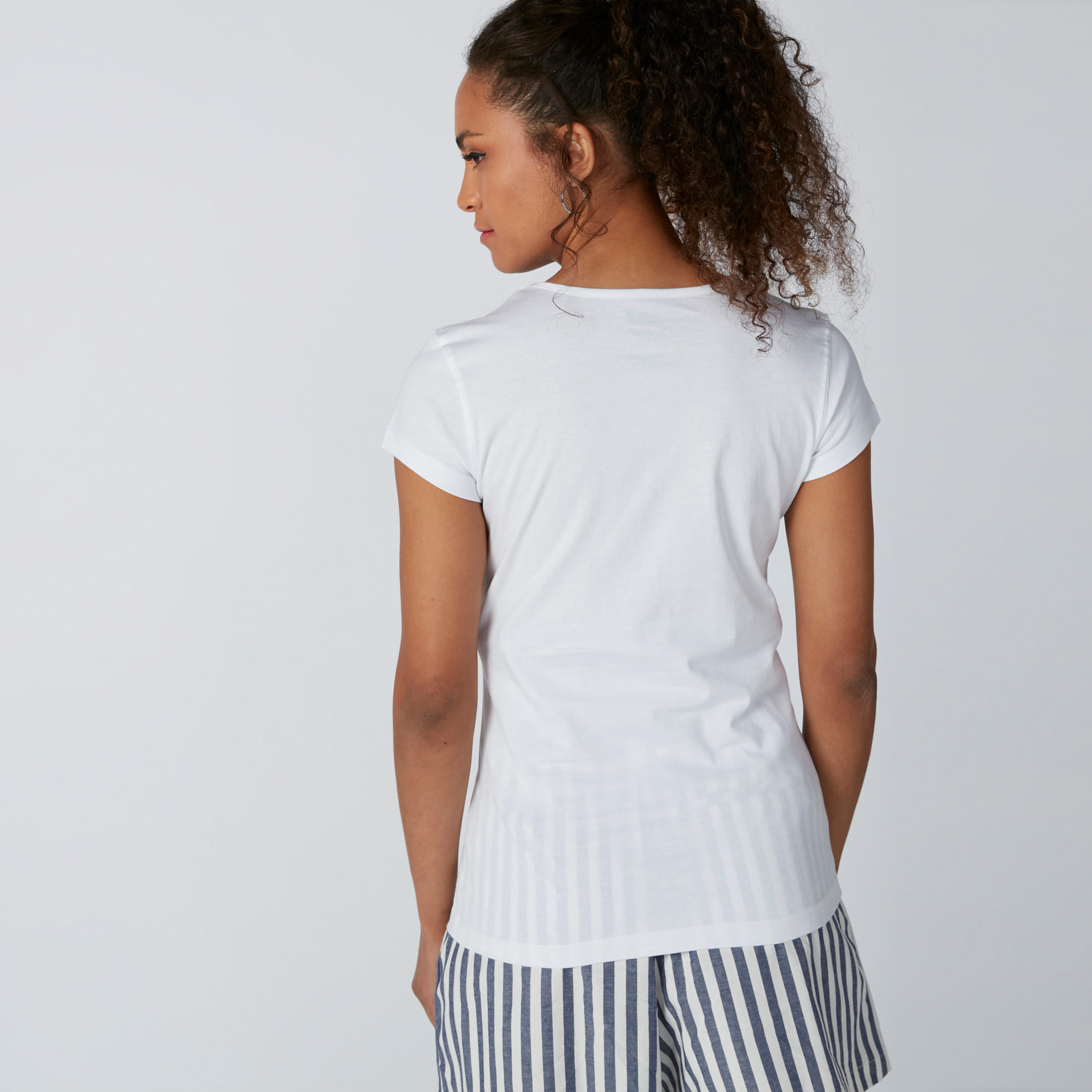 تيشيرت بياقة مستديرة وأكمام قصيرة وطبعات نصيّة-women-clothing-tshirts-image-3