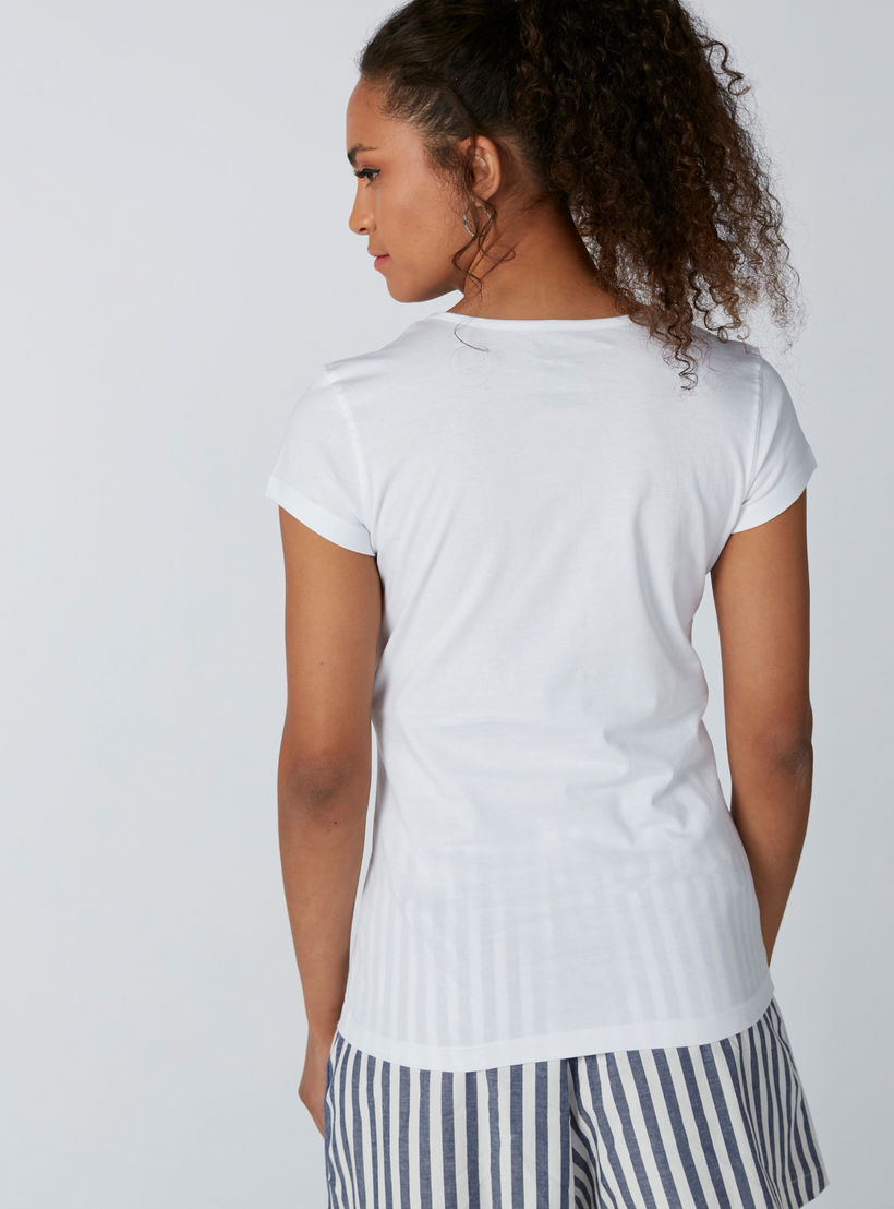 تيشيرت بياقة مستديرة وأكمام قصيرة وطبعات نصيّة-women-clothing-tshirts-image-3