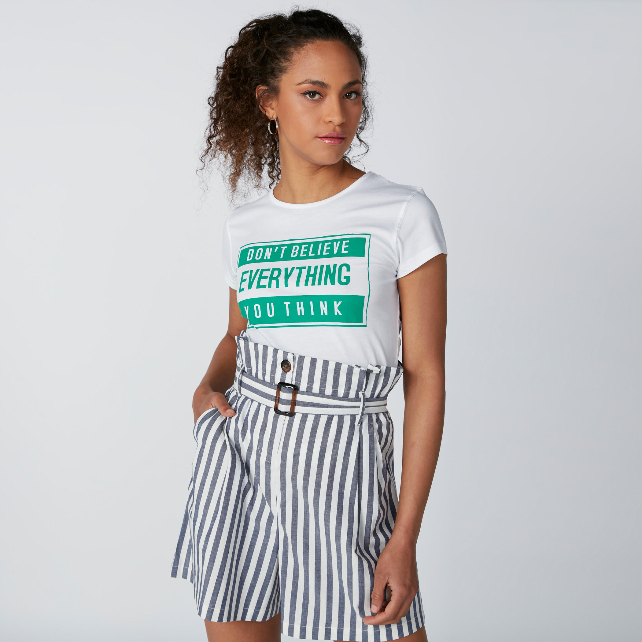 تيشيرت بياقة مستديرة وأكمام قصيرة وطبعات نصيّة-women-clothing-tshirts-image-2