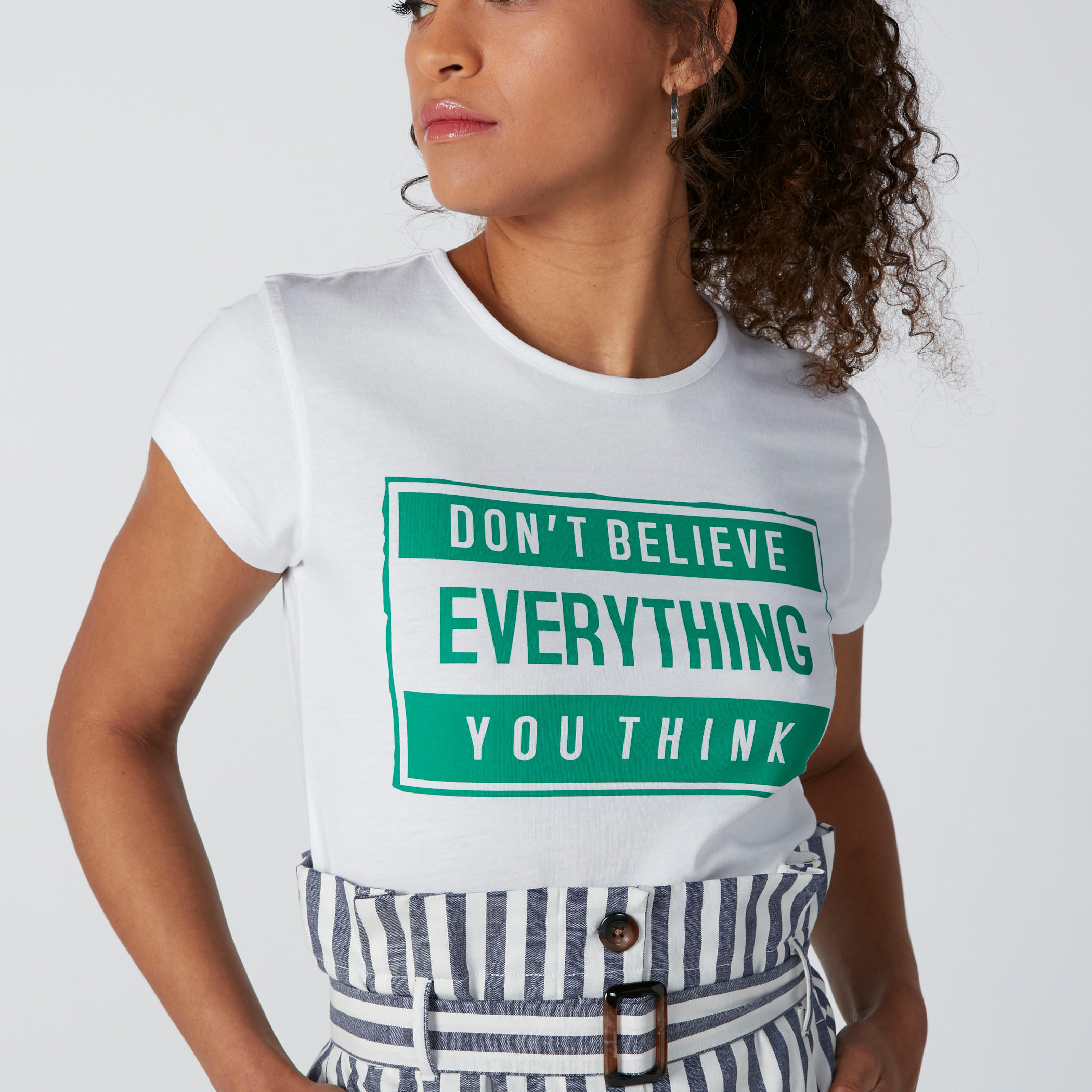 تيشيرت بياقة مستديرة وأكمام قصيرة وطبعات نصيّة-women-clothing-tshirts-image-1