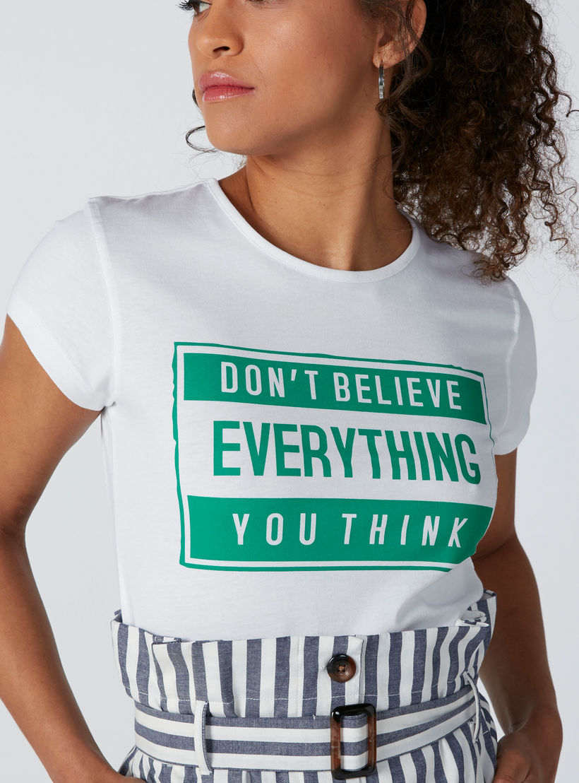 تيشيرت بياقة مستديرة وأكمام قصيرة وطبعات نصيّة-women-clothing-tshirts-image-1