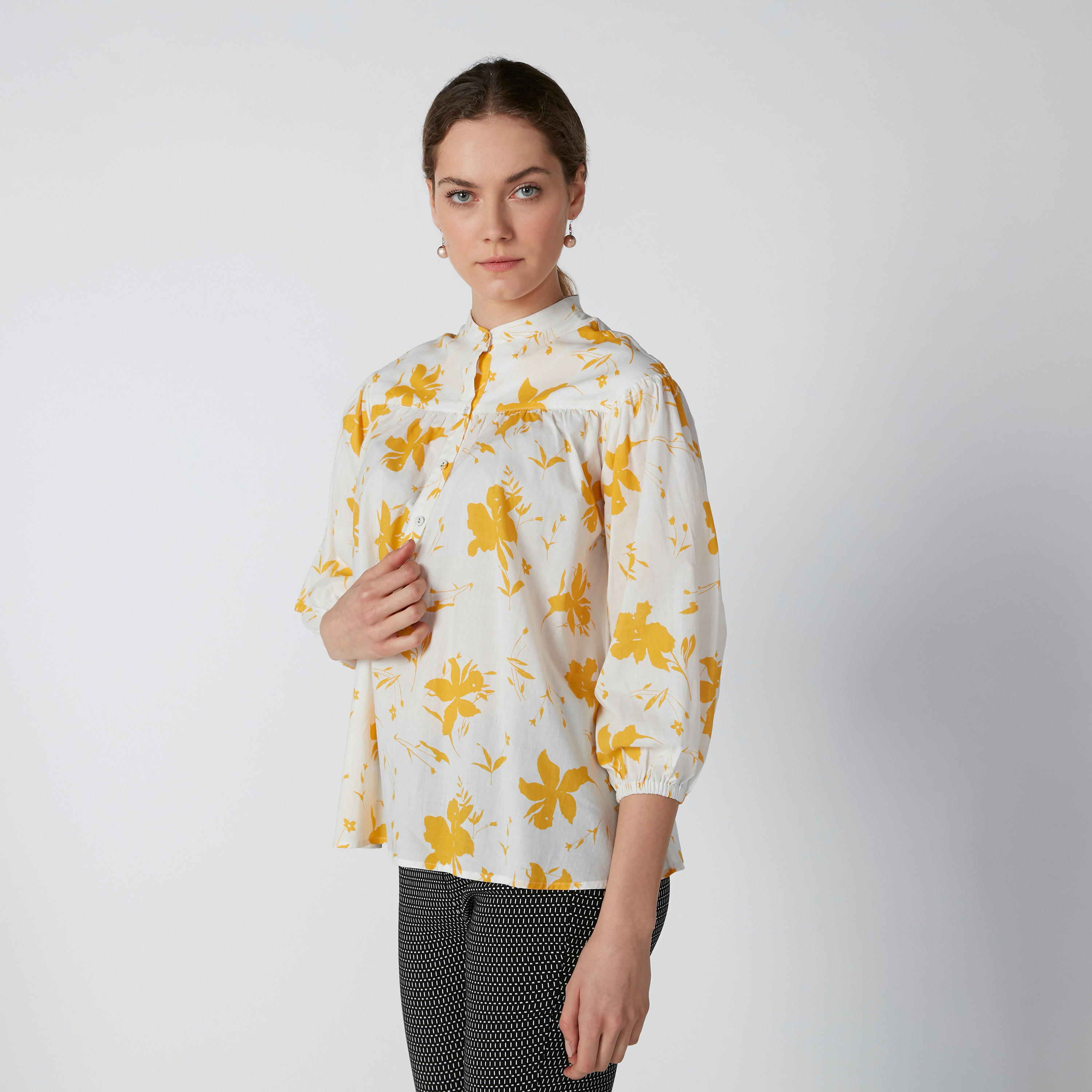 بلوزة مستدامة بياقة ماندارين وطبعات زهرية-women-clothing-shirtsandblouses-blouses-image-2