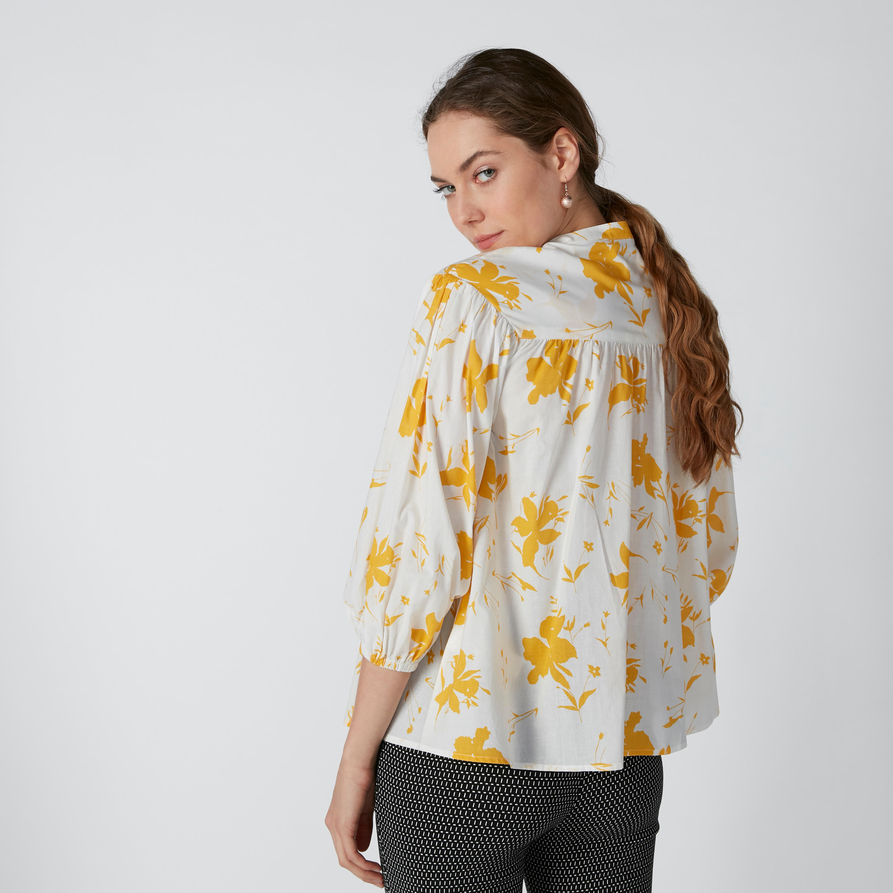 بلوزة مستدامة بياقة ماندارين وطبعات زهرية-women-clothing-shirtsandblouses-blouses-image-3
