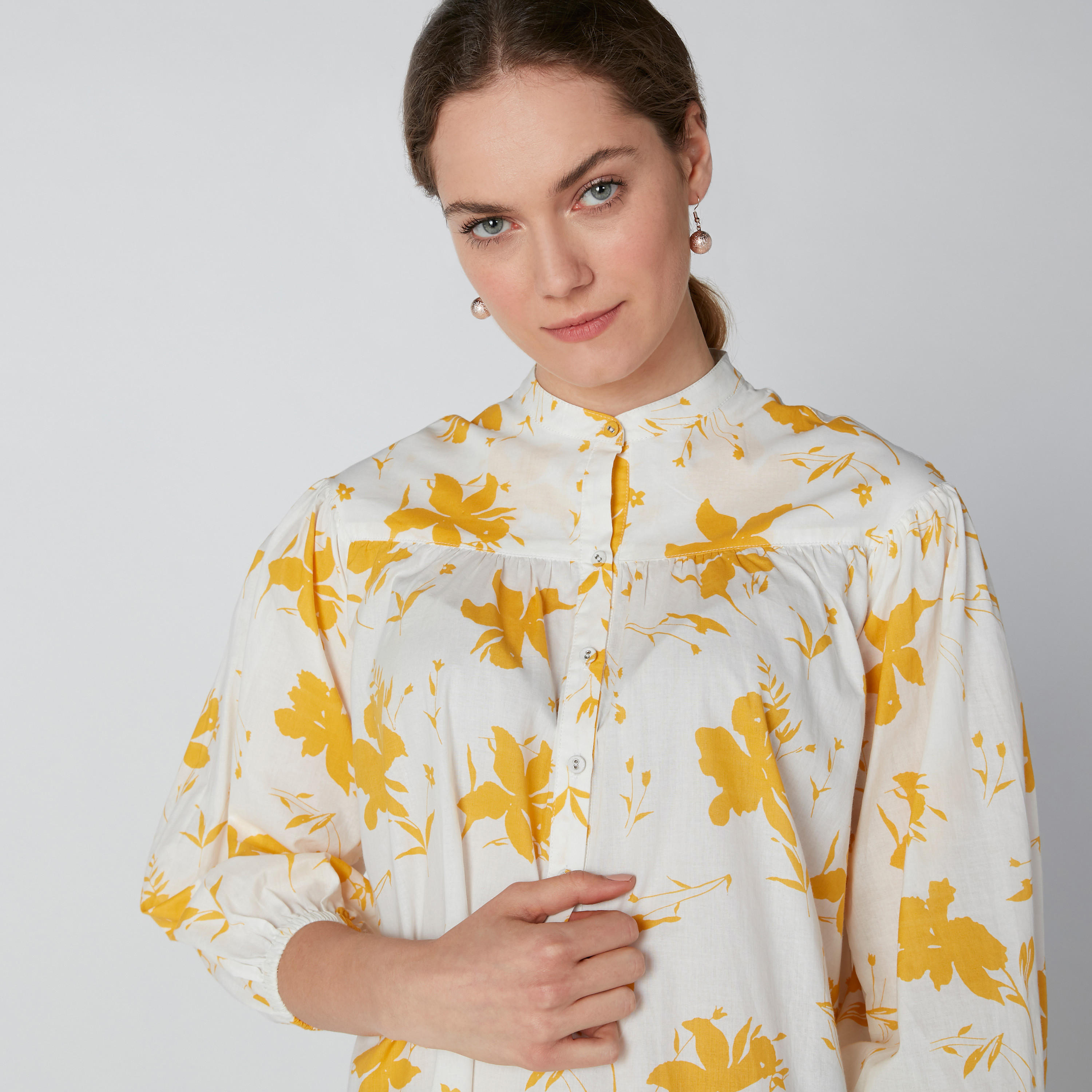 بلوزة مستدامة بياقة ماندارين وطبعات زهرية-women-clothing-shirtsandblouses-blouses-image-4