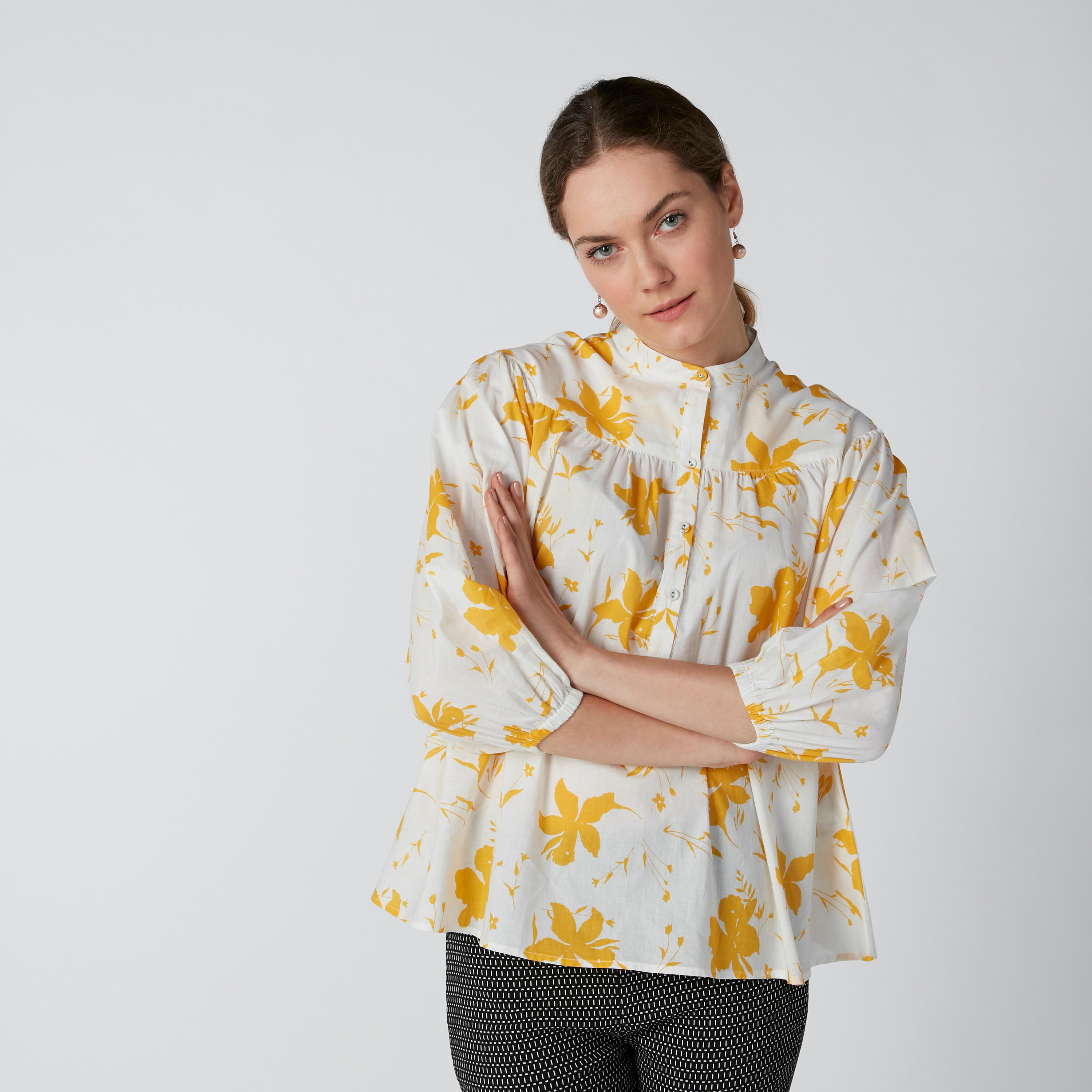 بلوزة مستدامة بياقة ماندارين وطبعات زهرية-women-clothing-shirtsandblouses-blouses-image-5