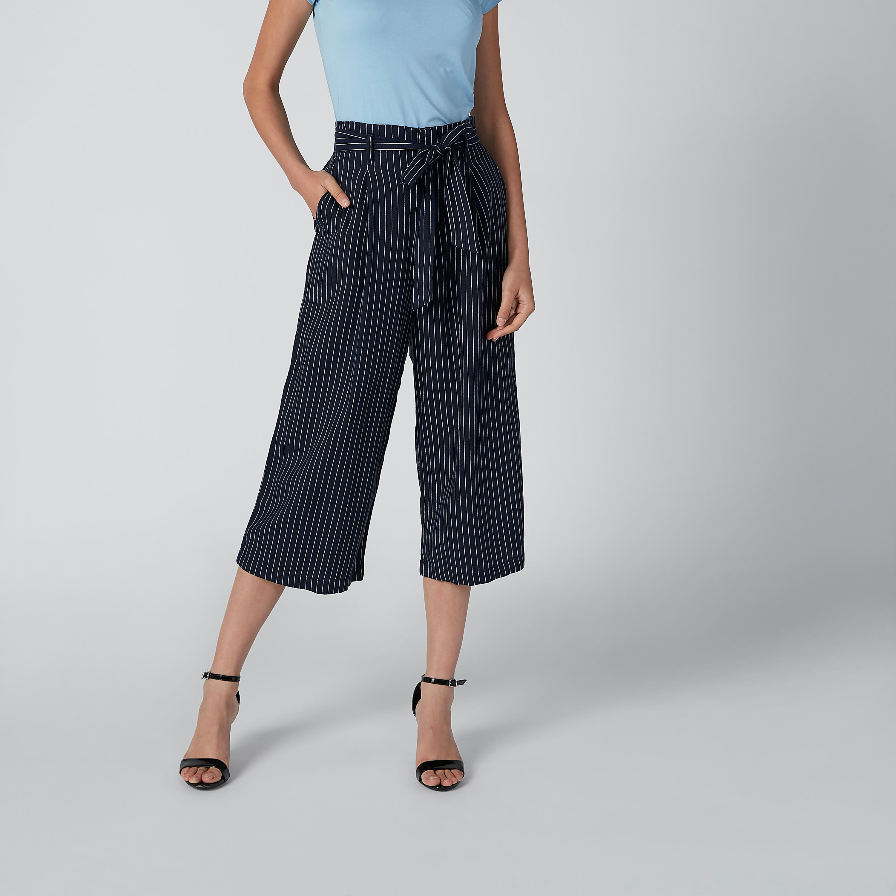 بنطال واسع الساقين رسمي مقلّم بقصّة واسعة وجيوب-women-clothing-bottoms-trousers-image-1