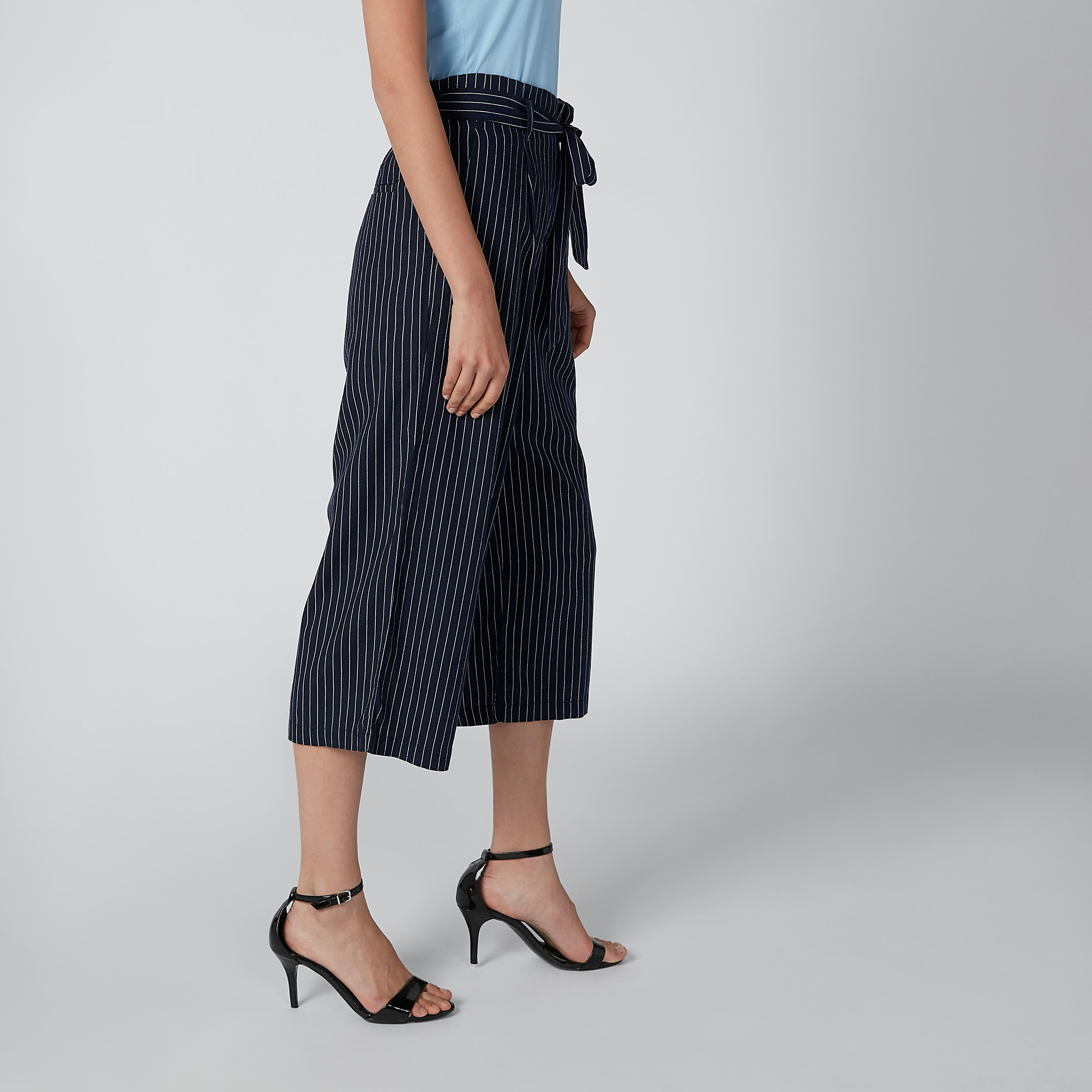 بنطال واسع الساقين رسمي مقلّم بقصّة واسعة وجيوب-women-clothing-bottoms-trousers-image-3