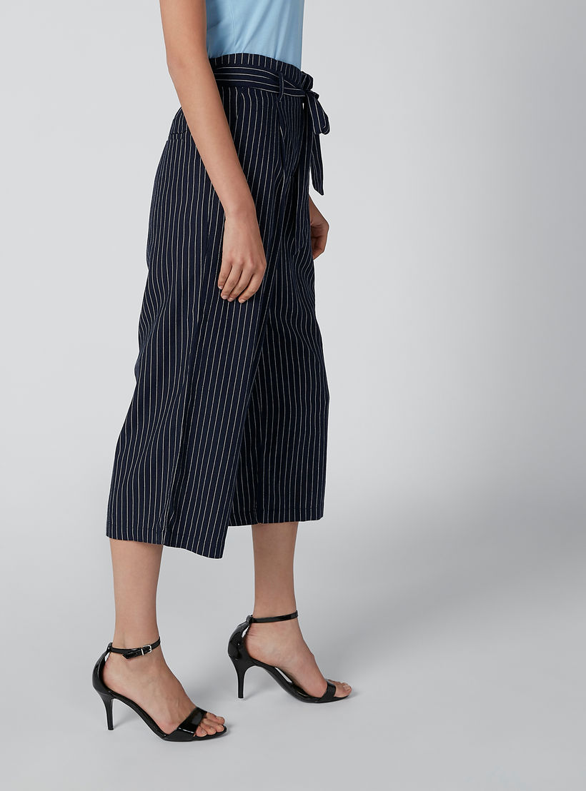 بنطال واسع الساقين رسمي مقلّم بقصّة واسعة وجيوب-women-clothing-bottoms-trousers-image-3