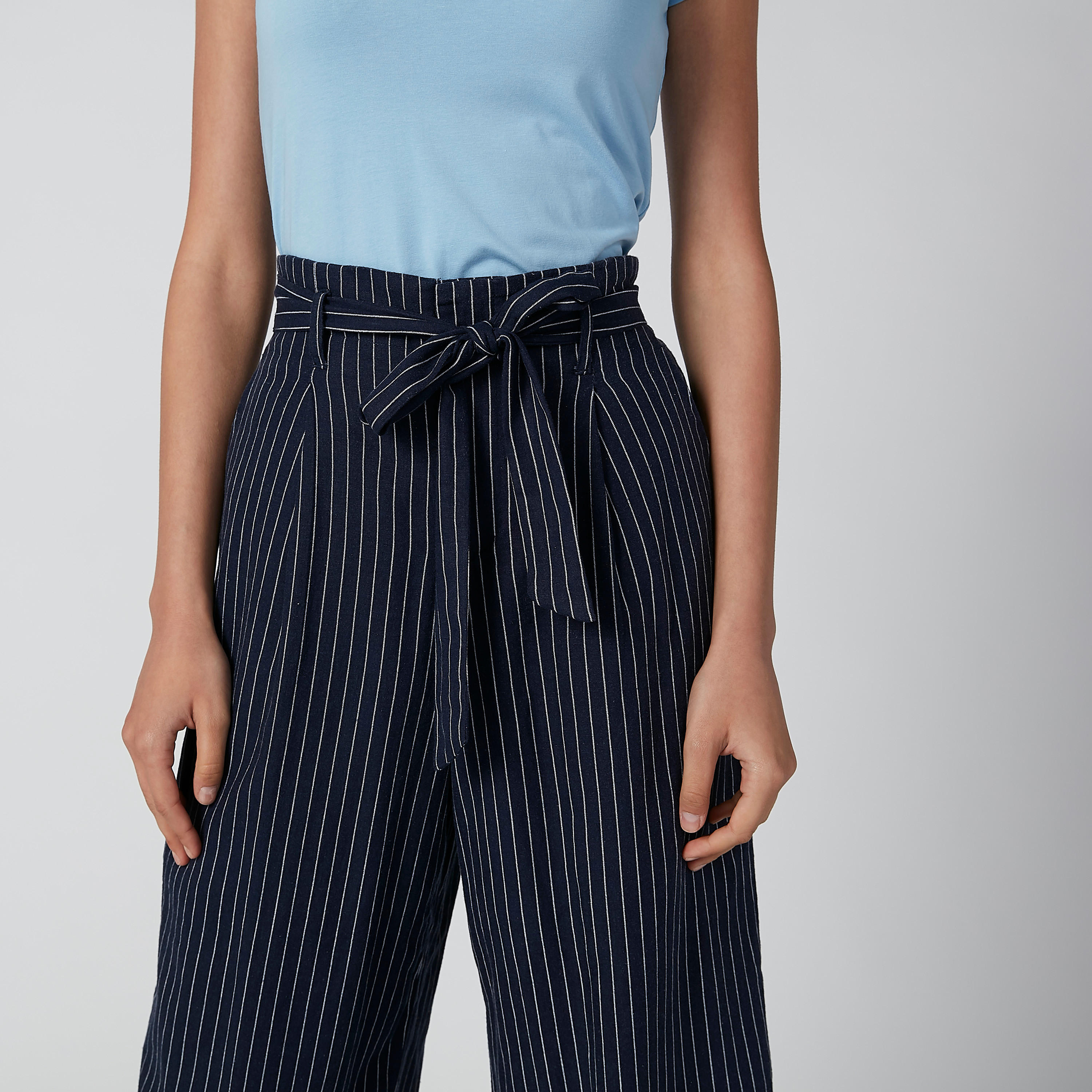 بنطال واسع الساقين رسمي مقلّم بقصّة واسعة وجيوب-women-clothing-bottoms-trousers-image-5