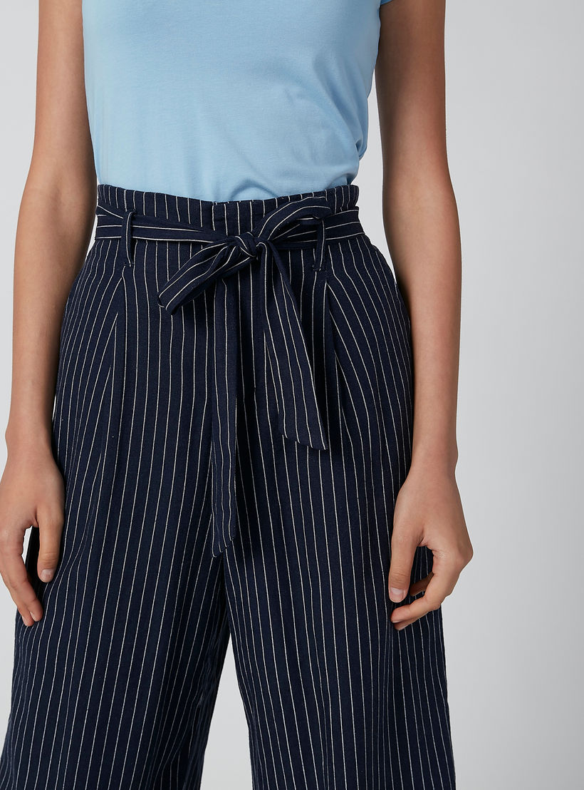 بنطال واسع الساقين رسمي مقلّم بقصّة واسعة وجيوب-women-clothing-bottoms-trousers-image-5