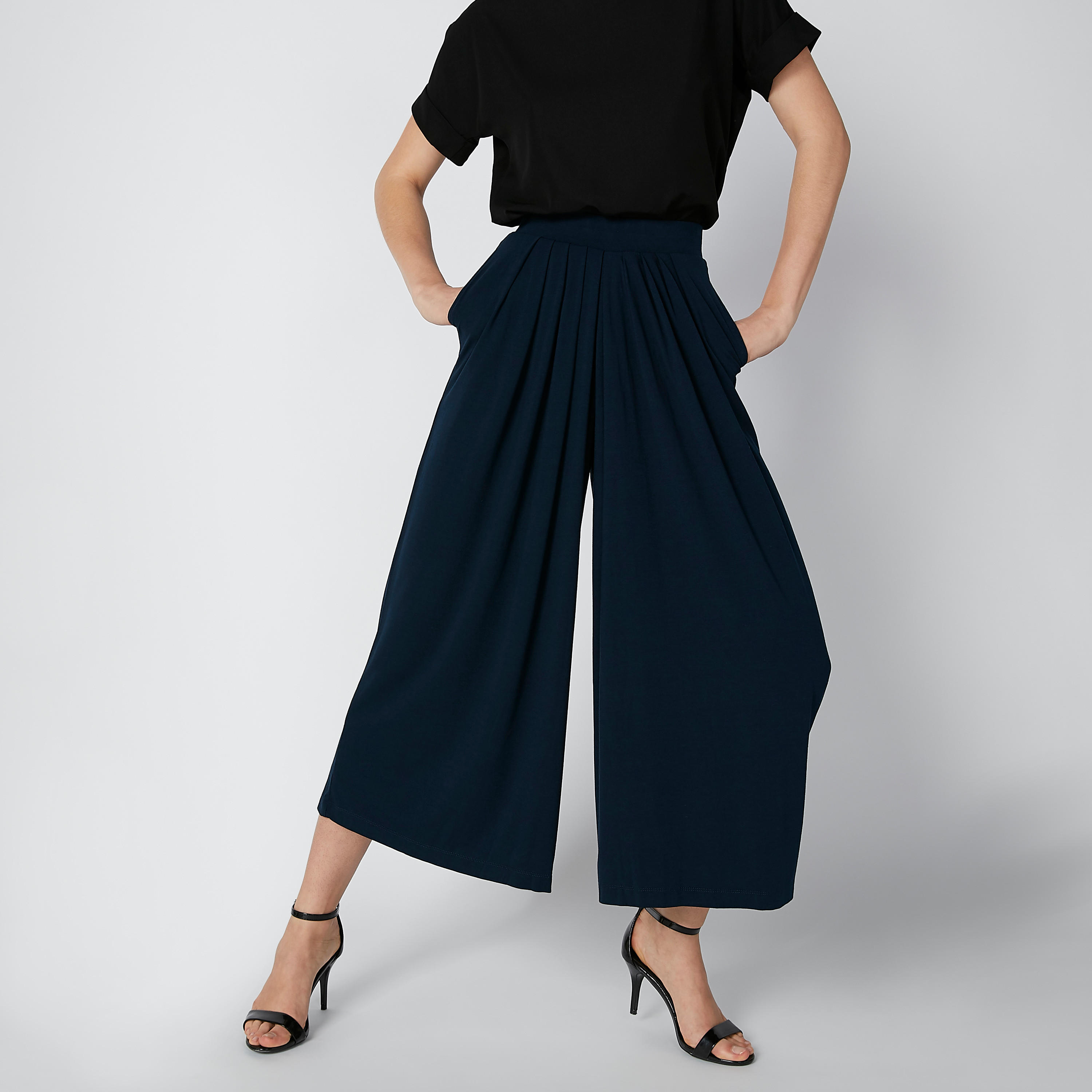 بنطلون مستدام واسع الساقين بقصّة واسعة وخصر مرن وثنيات-women-clothing-bottoms-trousers-image-1