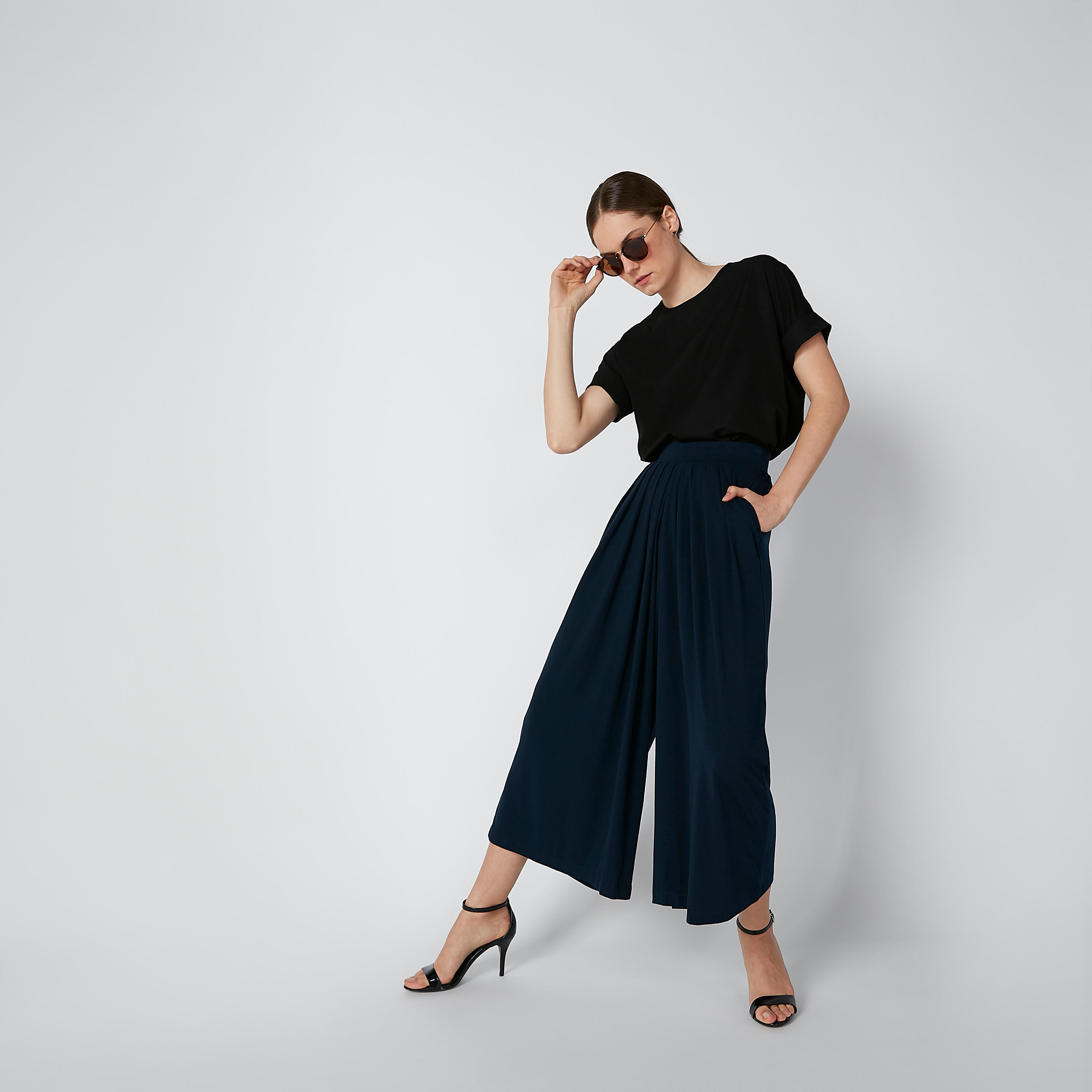 بنطلون مستدام واسع الساقين بقصّة واسعة وخصر مرن وثنيات-women-clothing-bottoms-trousers-image-2