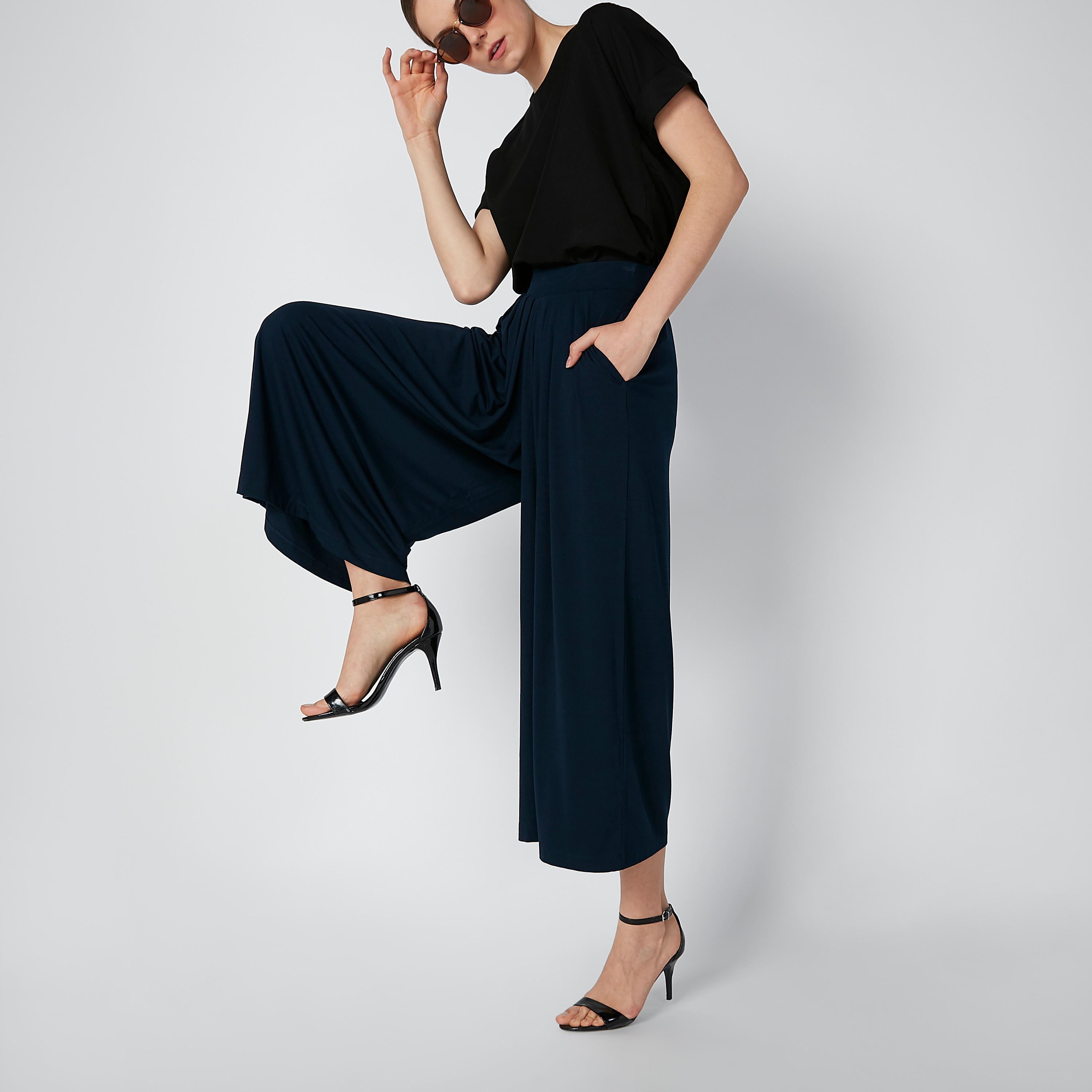 بنطلون مستدام واسع الساقين بقصّة واسعة وخصر مرن وثنيات-women-clothing-bottoms-trousers-image-4