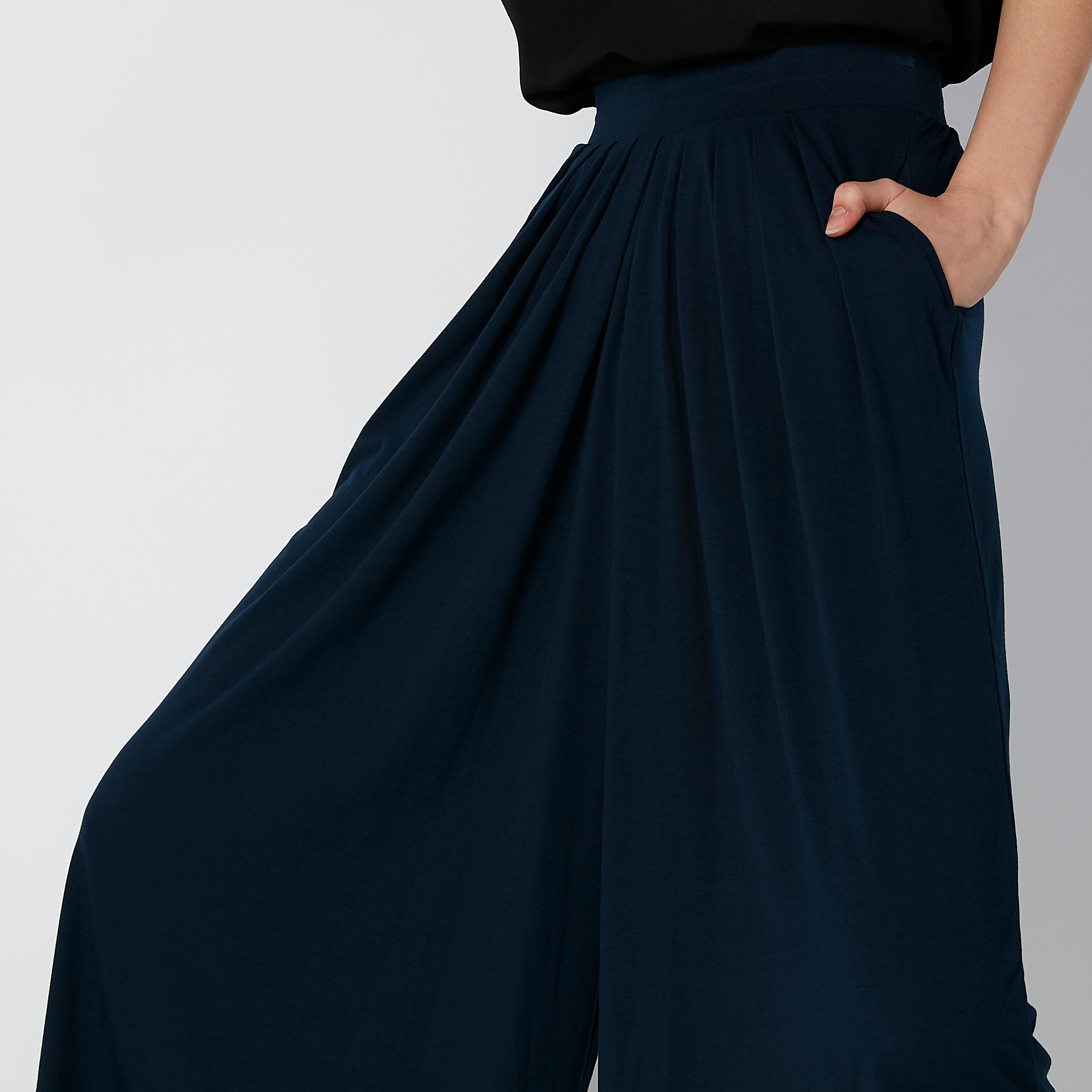 بنطلون مستدام واسع الساقين بقصّة واسعة وخصر مرن وثنيات-women-clothing-bottoms-trousers-image-5