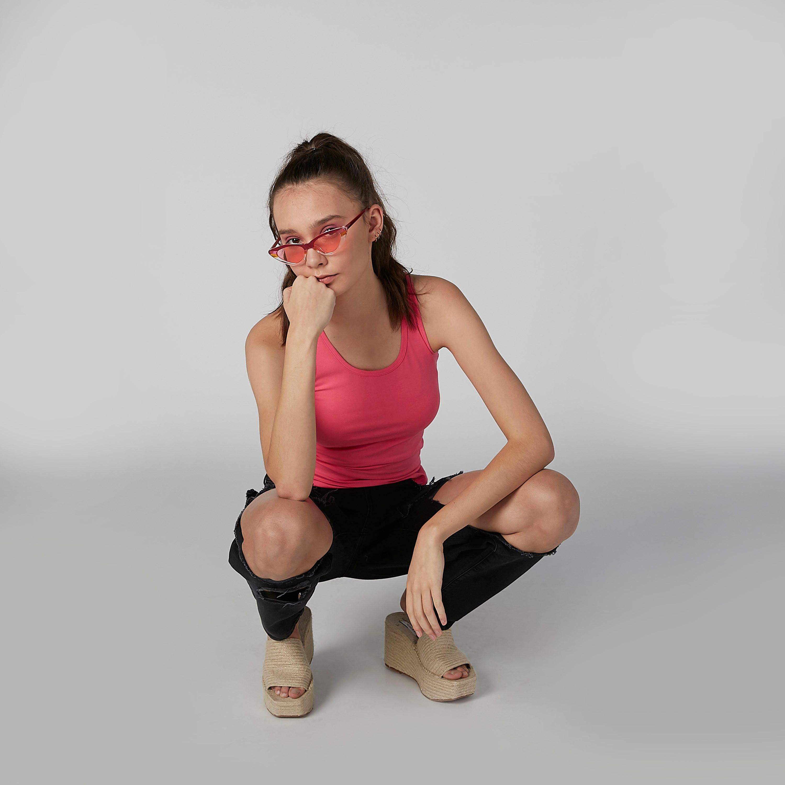 فيست سادة بظهر ريسر وياقة عميقة-women-clothing-tshirts-image-1