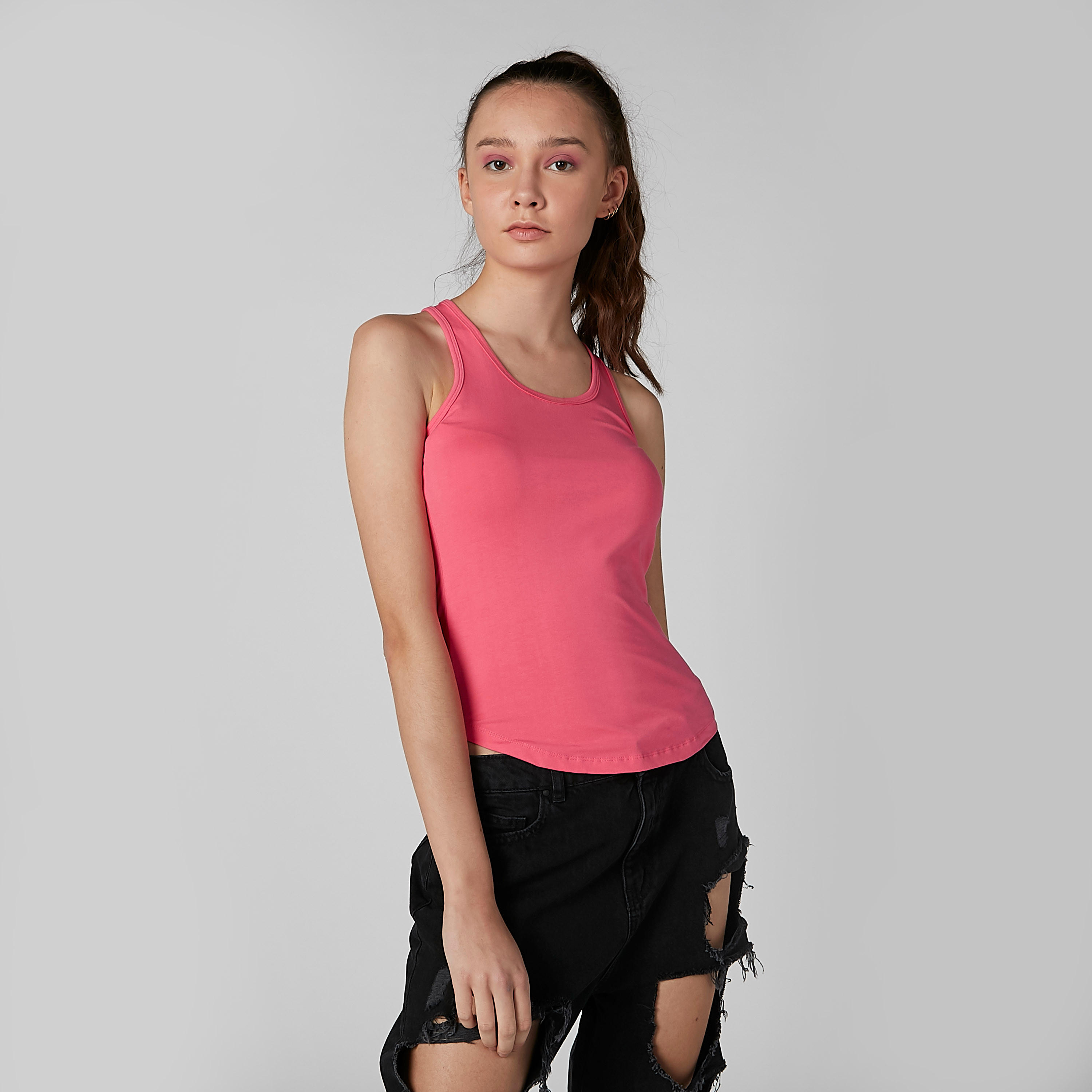 فيست سادة بظهر ريسر وياقة عميقة-women-clothing-tshirts-image-2