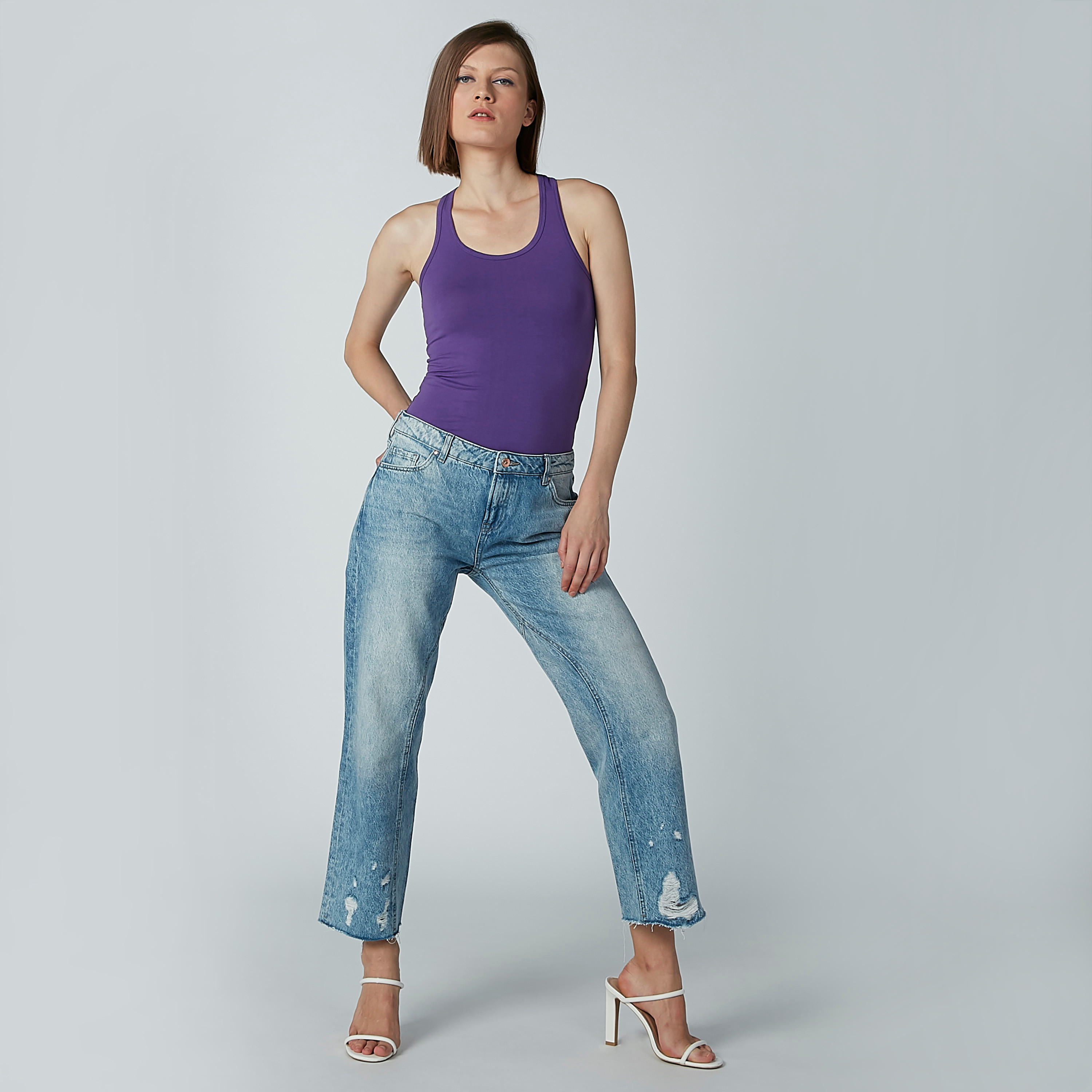 فيست سادة بظهر ريسر وياقة عميقة-women-clothing-tshirts-image-2