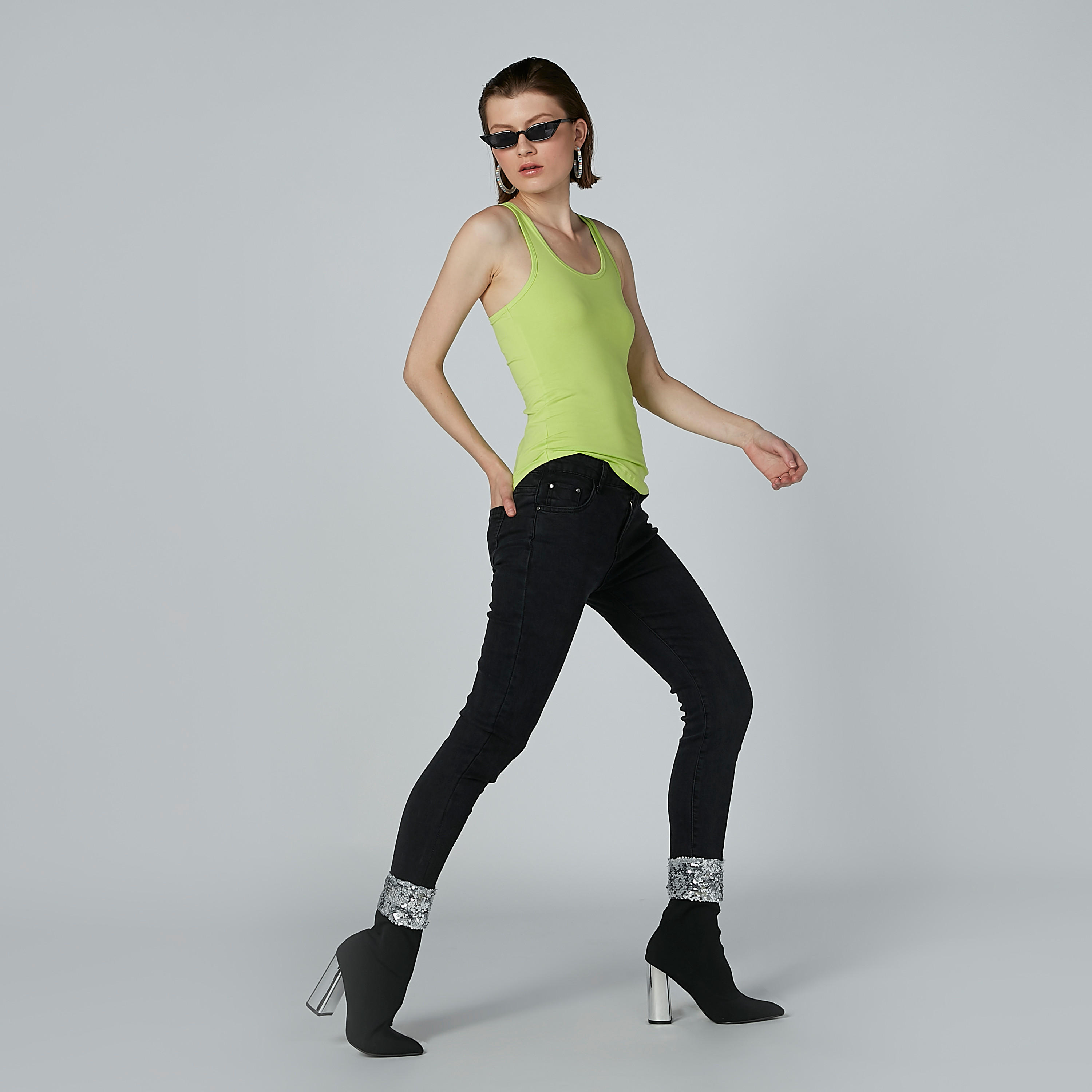 فيست سادة بظهر ريسر وياقة عميقة-women-clothing-tshirts-image-1