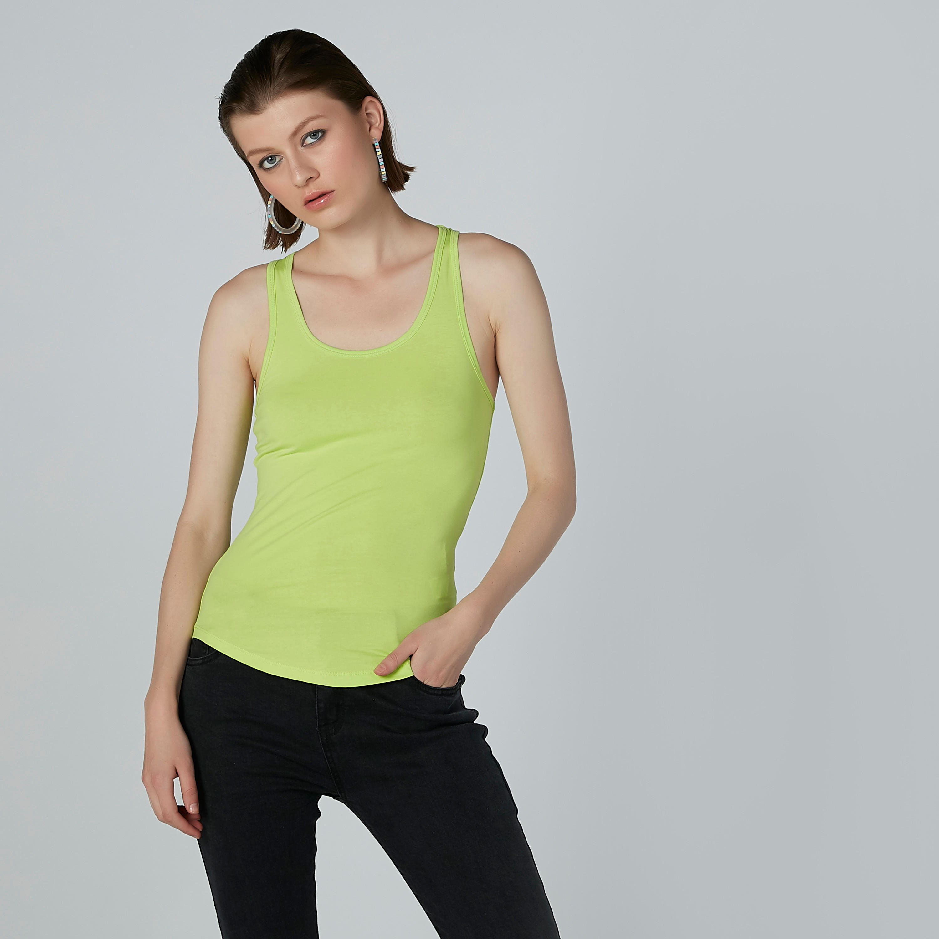 فيست سادة بظهر ريسر وياقة عميقة-women-clothing-tshirts-image-2
