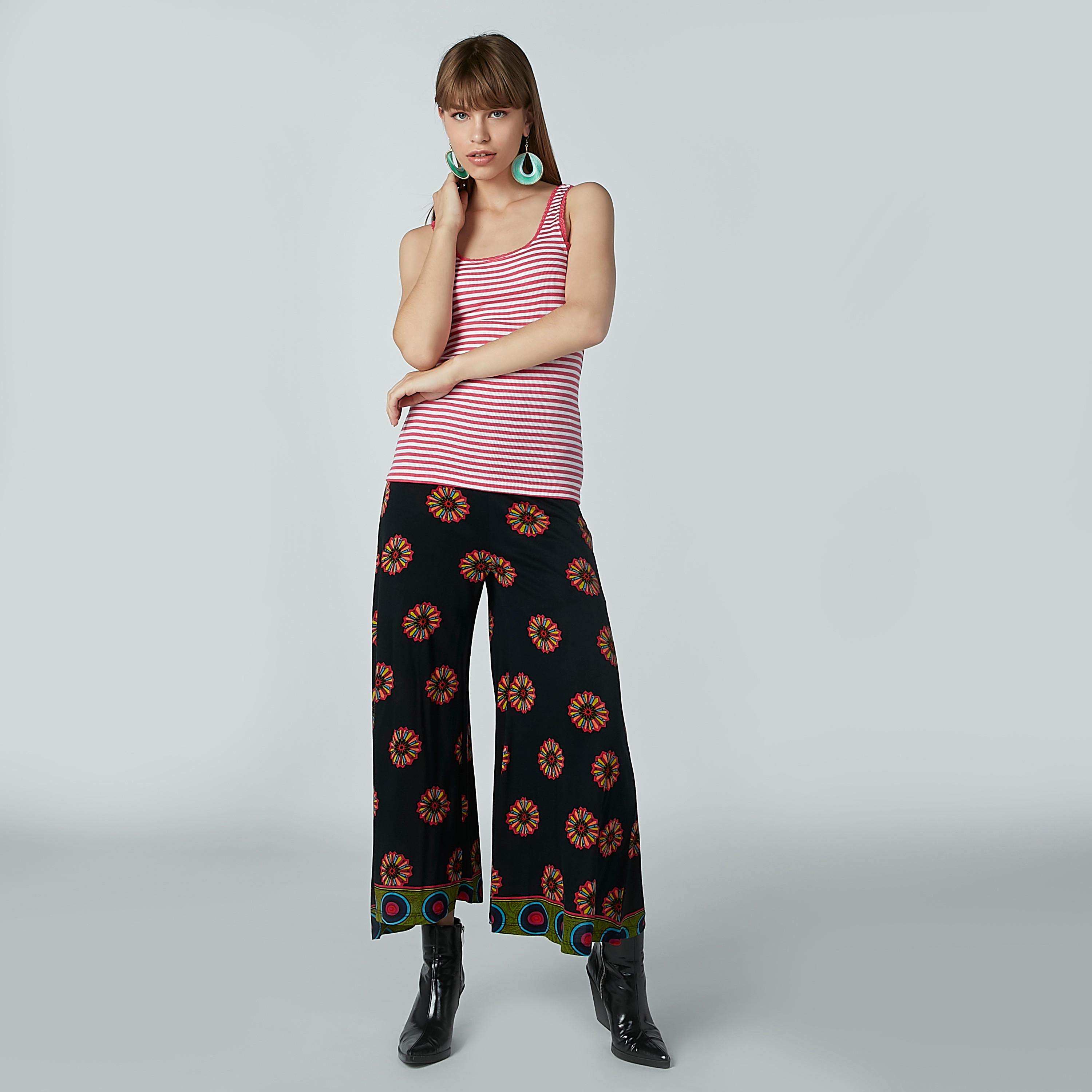 سترة فيست مقلّمة بياقة عميقة-women-clothing-tshirts-image-2