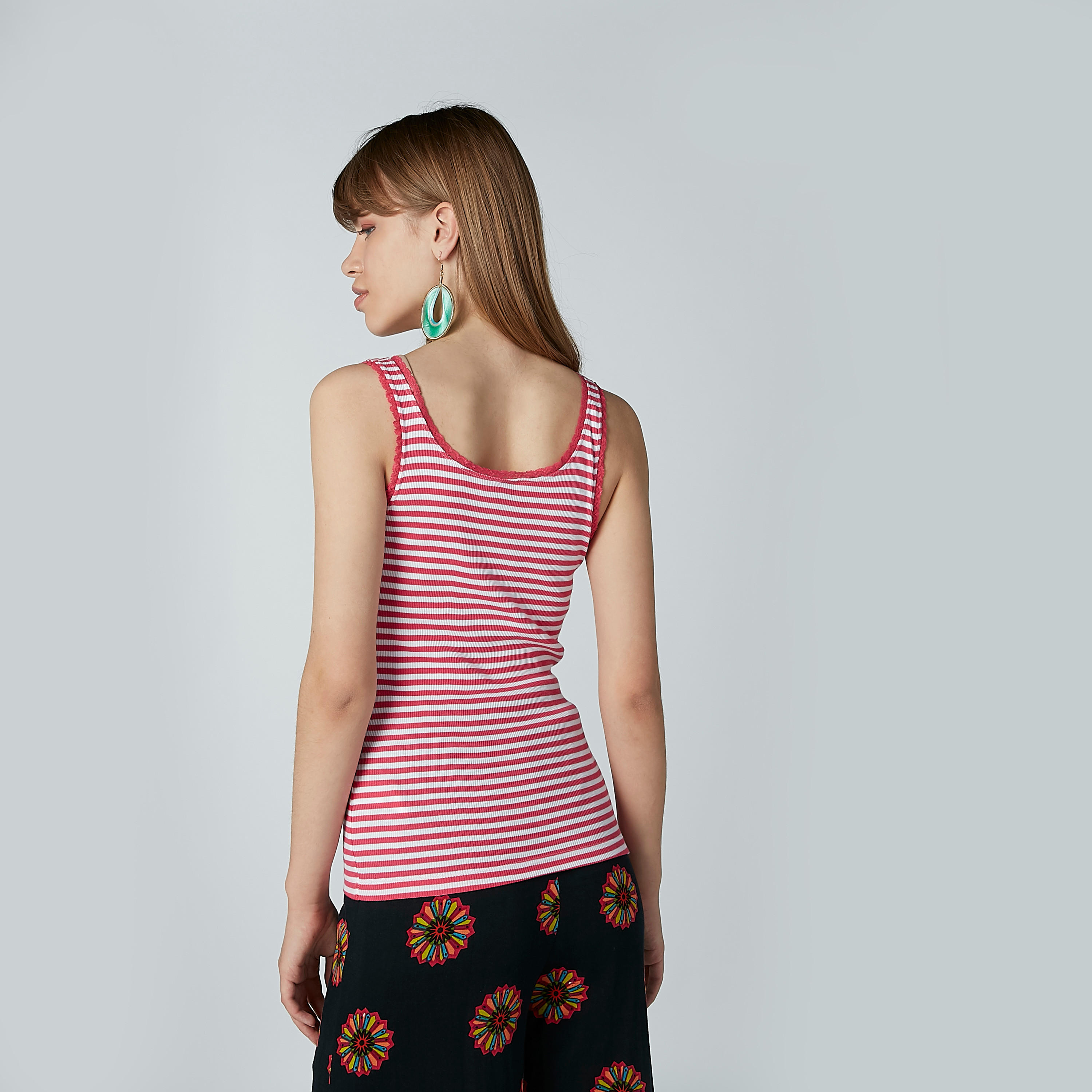 سترة فيست مقلّمة بياقة عميقة-women-clothing-tshirts-image-3