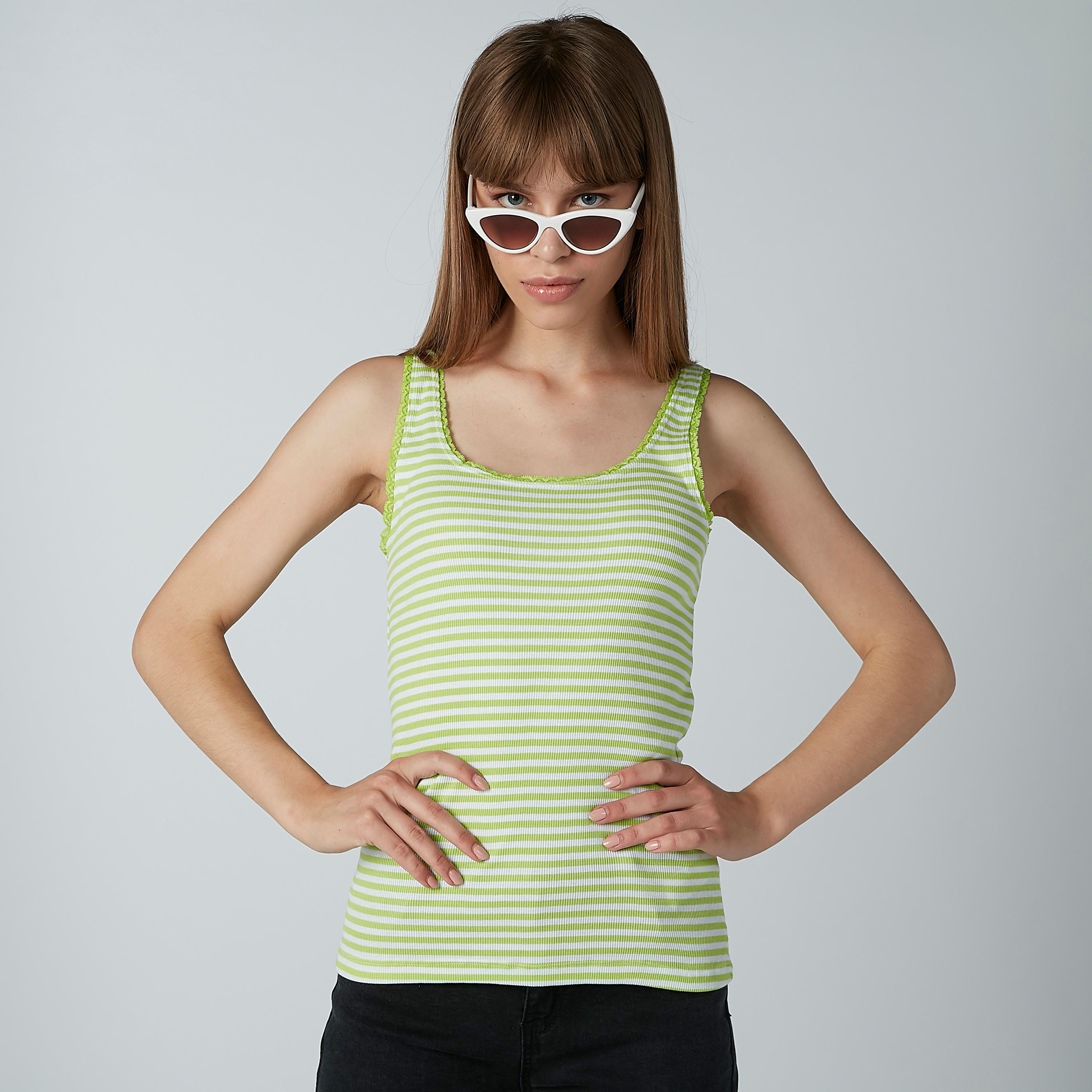 بلوزة مقلّمة دون أكمام بياقة عميقة وتفاصيل دانتيل-women-clothing-tshirts-image-1