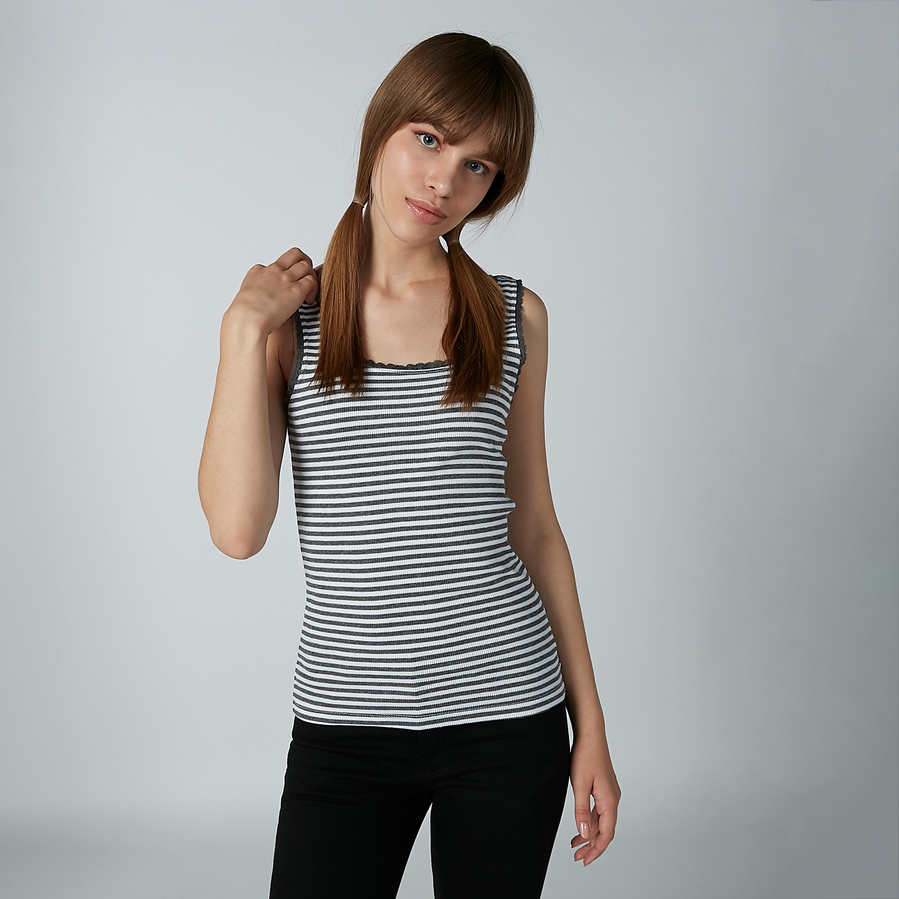 فيست مقلّم دون أكمام بياقة عميقة وتفاصيل دانتيل-women-clothing-tshirts-image-2