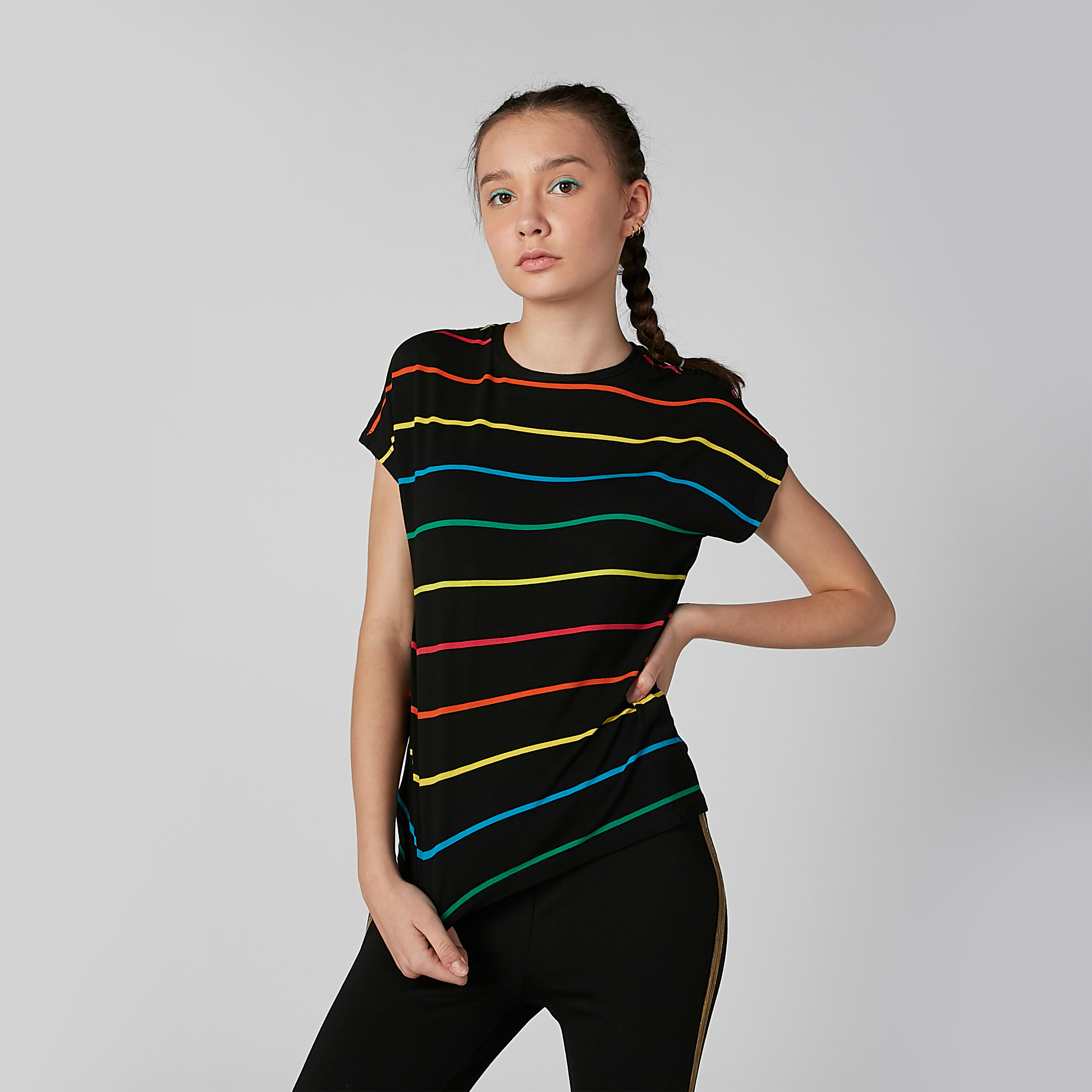 بلوزة مقلّمة بياقة مستديرة وأكمام كاب-women-clothing-tshirts-image-2