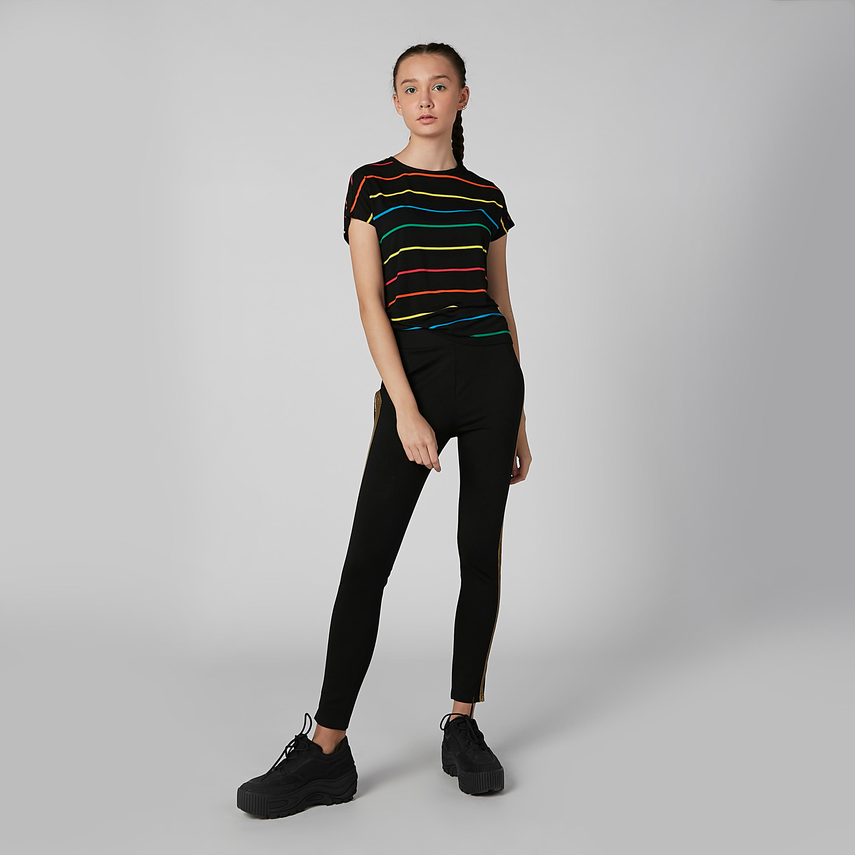 بلوزة مقلّمة بياقة مستديرة وأكمام كاب-women-clothing-tshirts-image-4
