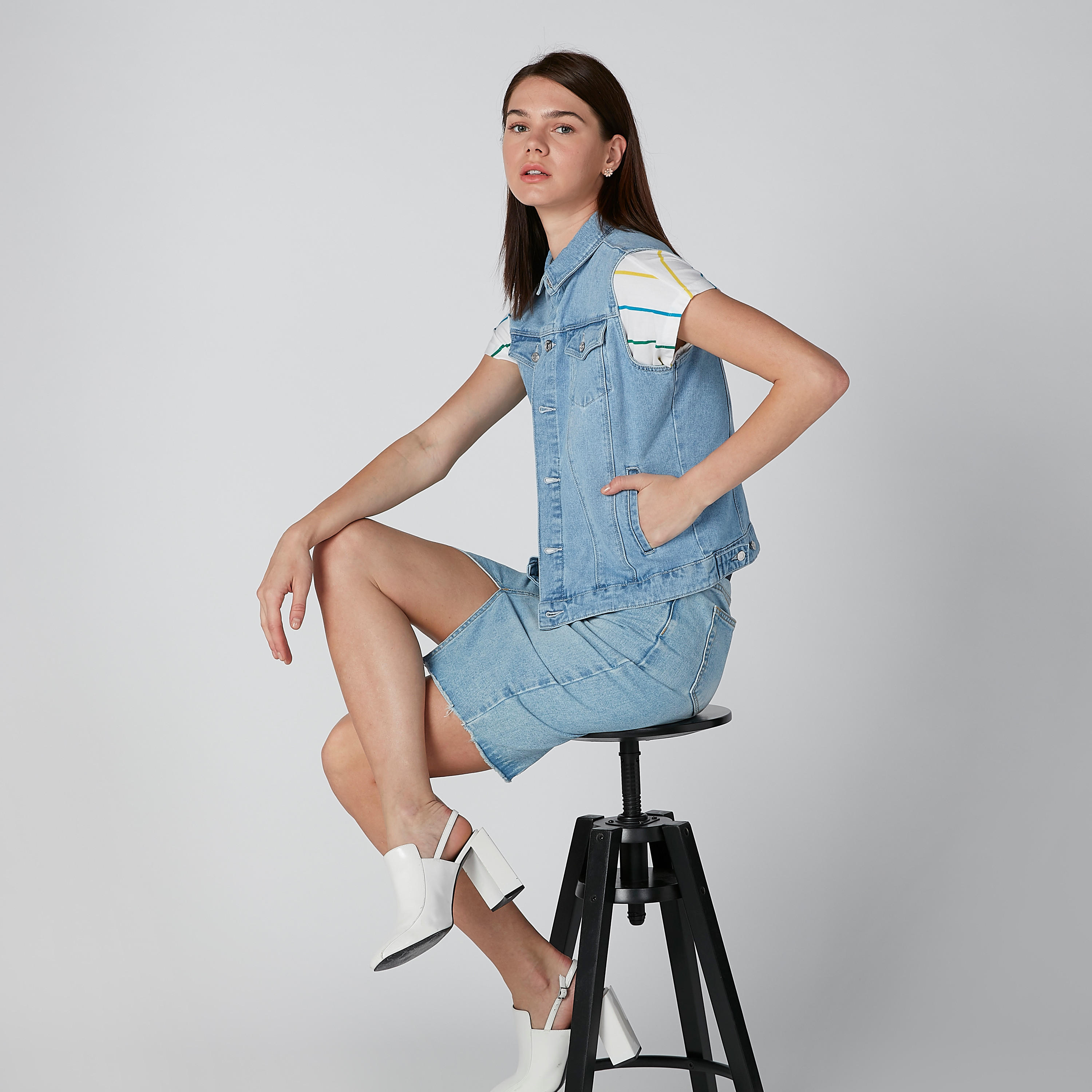 تيشيرت مقلّم بياقة مستديرة وأكمام كاب متصلة-women-clothing-tshirts-image-1