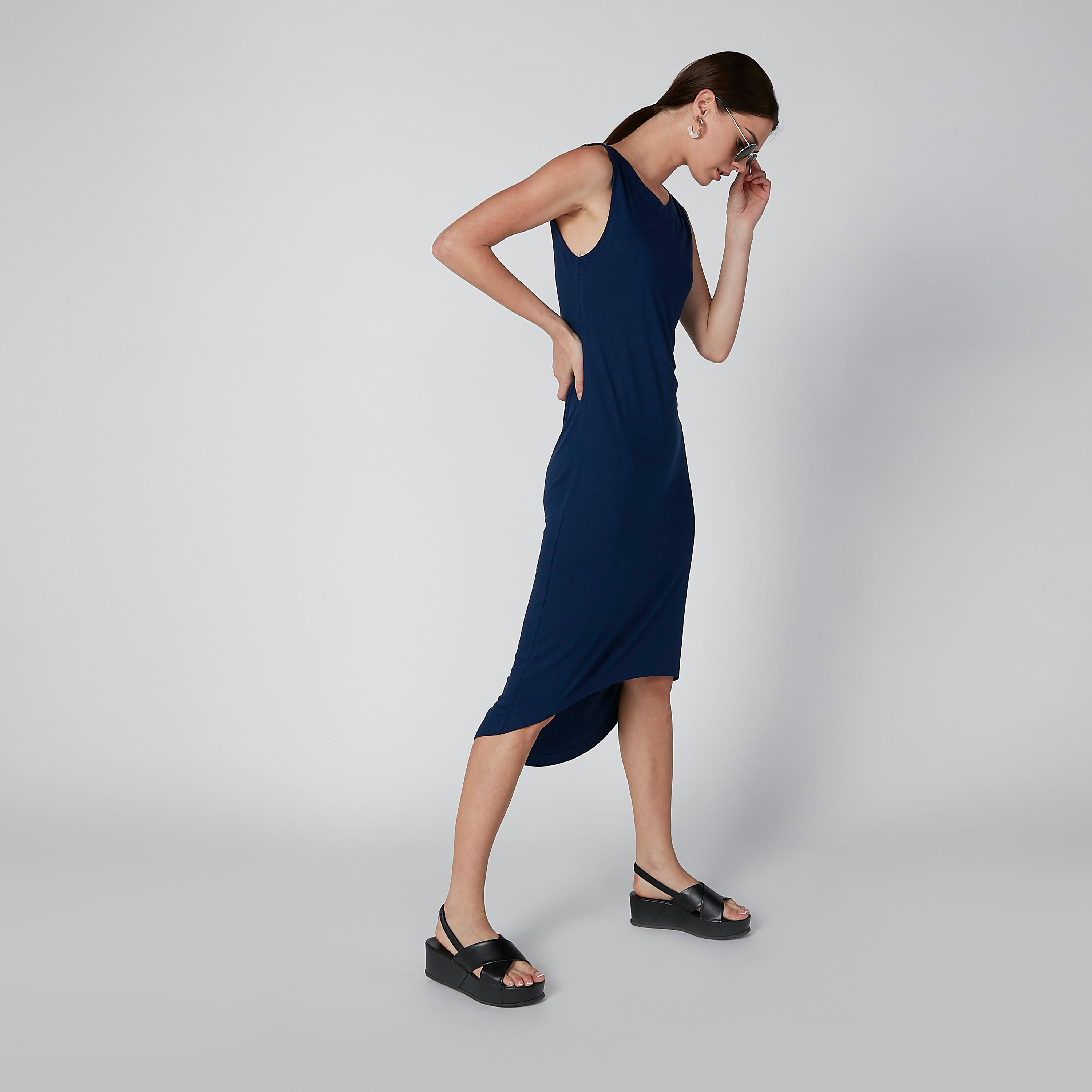 فستان سادة متوسط الطول دون أكمام بياقة مستديرة وحوّاف غير مستوية-women-clothing-dresses-image-3
