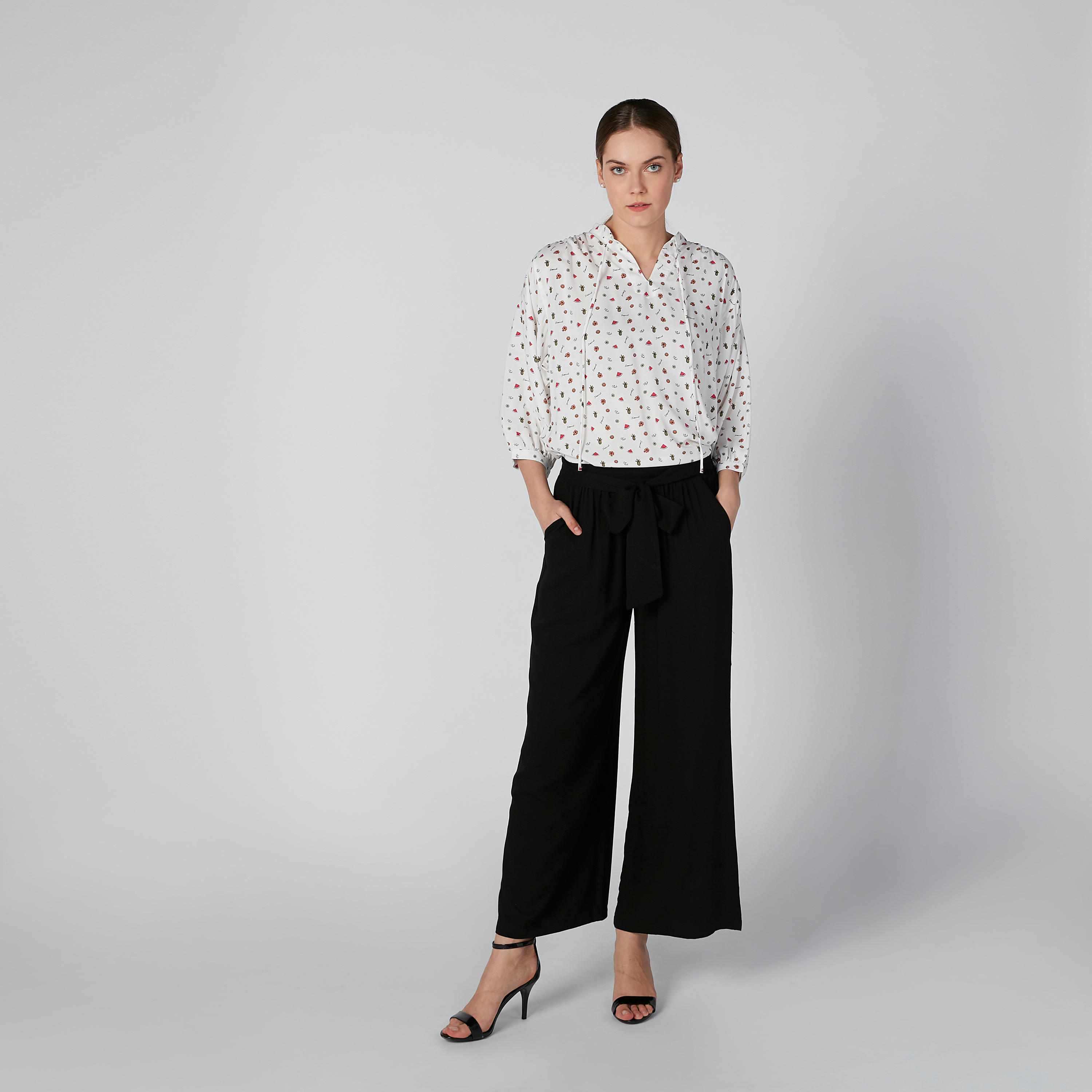 بلوزة بياقة V وأربطة وطبعات-women-clothing-shirtsandblouses-blouses-image-3