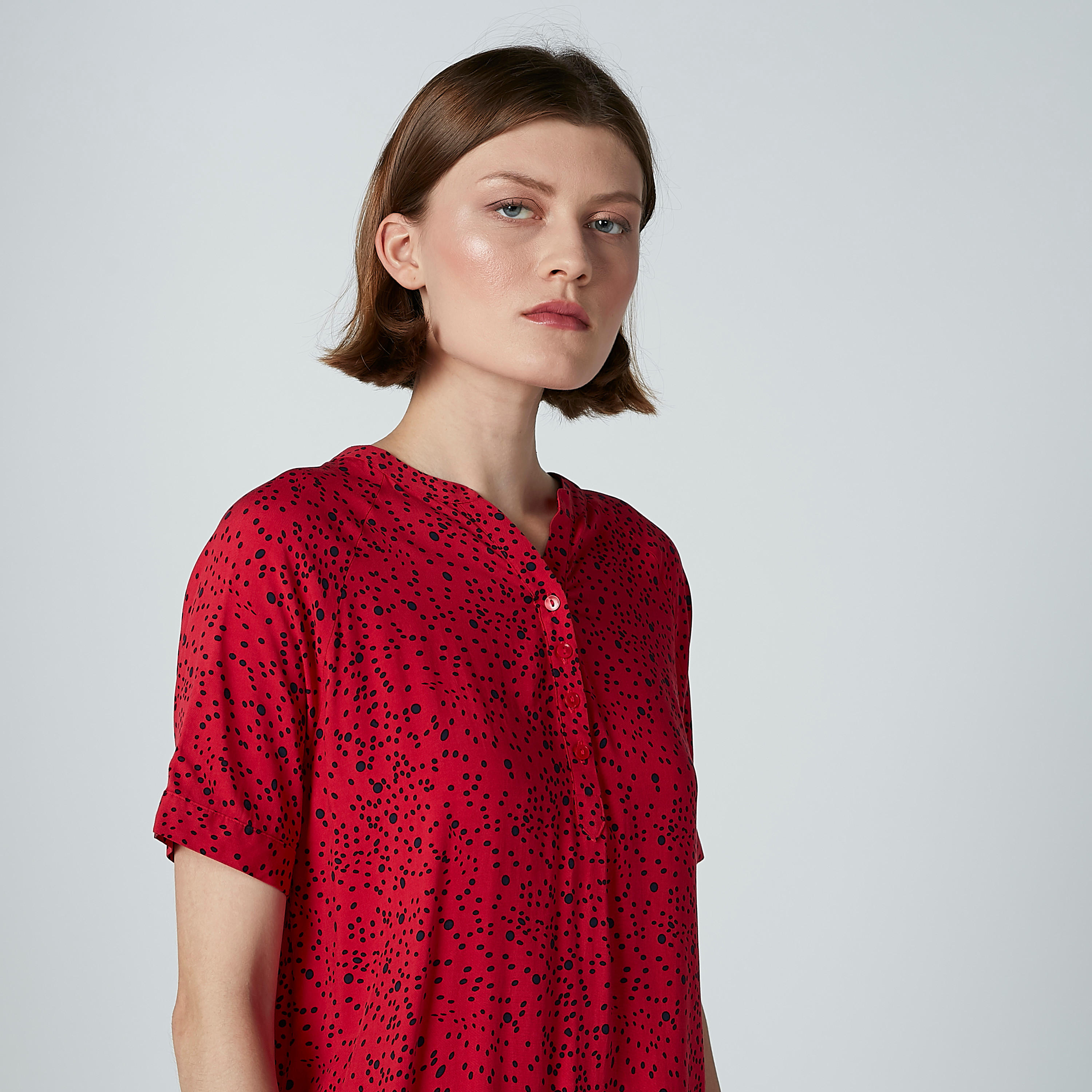 بلوزة بياقة هينلي وأكمام قصيرة وطبعات-women-clothing-shirtsandblouses-blouses-image-1
