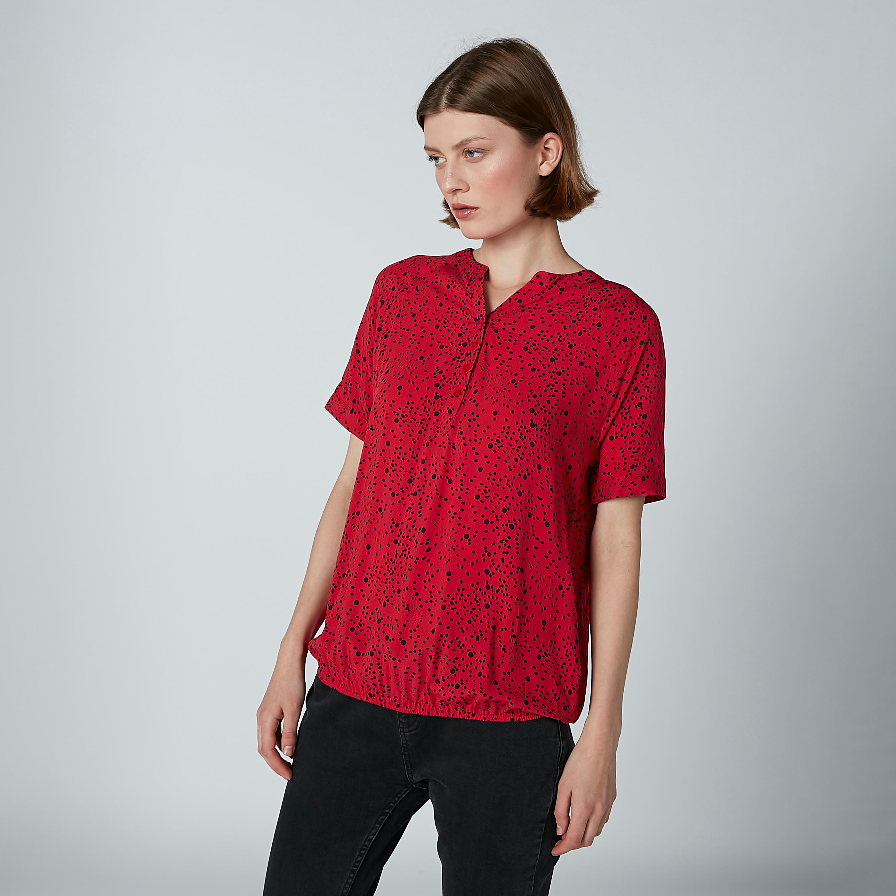 بلوزة بياقة هينلي وأكمام قصيرة وطبعات-women-clothing-shirtsandblouses-blouses-image-2