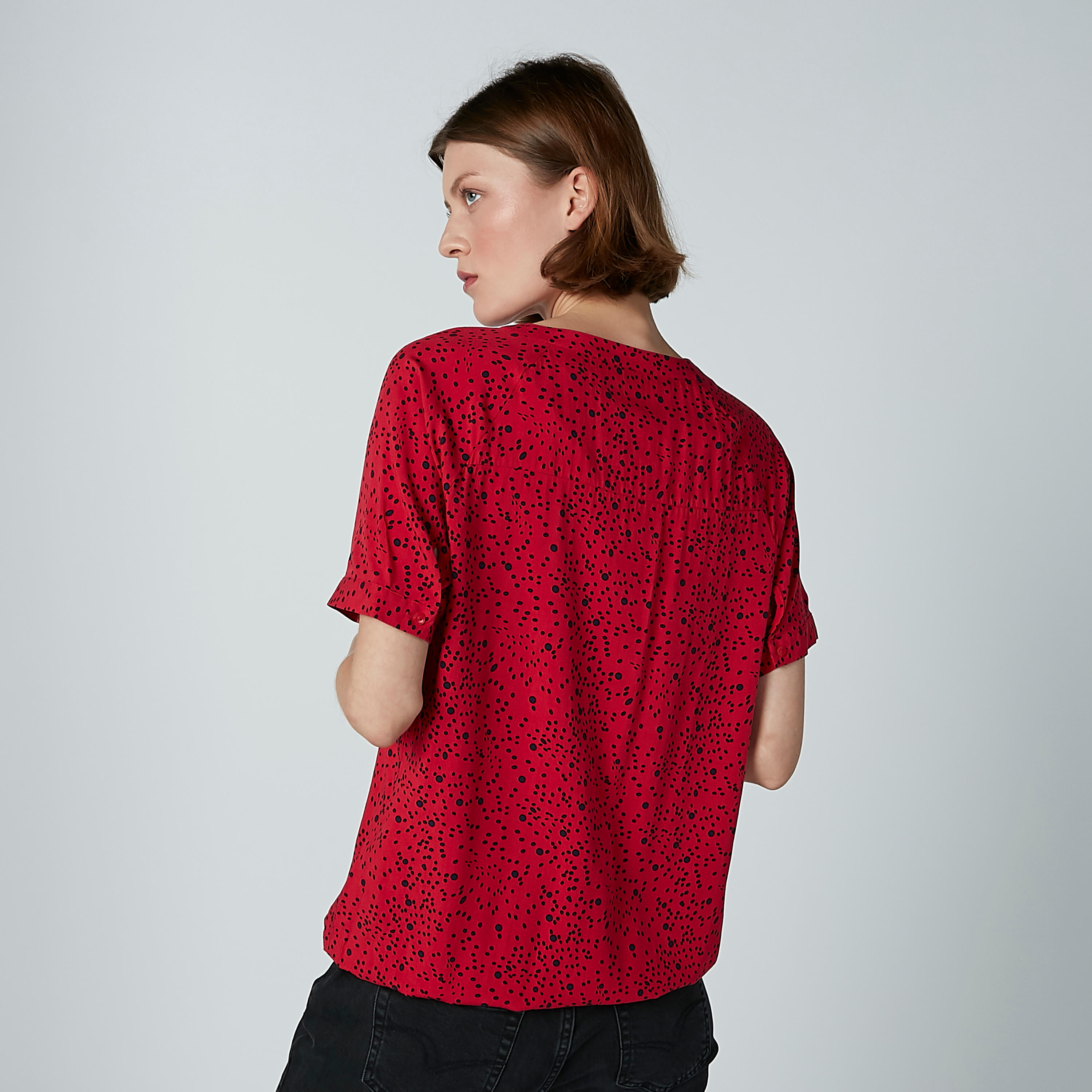بلوزة بياقة هينلي وأكمام قصيرة وطبعات-women-clothing-shirtsandblouses-blouses-image-3