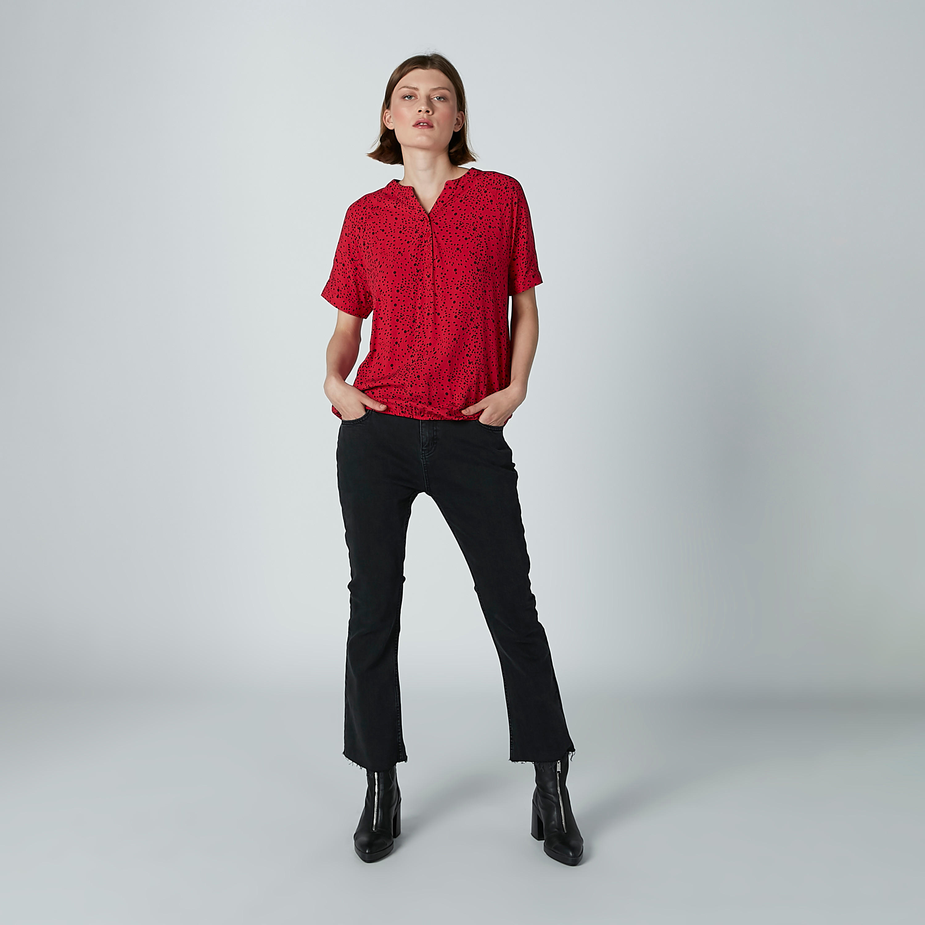 بلوزة بياقة هينلي وأكمام قصيرة وطبعات-women-clothing-shirtsandblouses-blouses-image-4