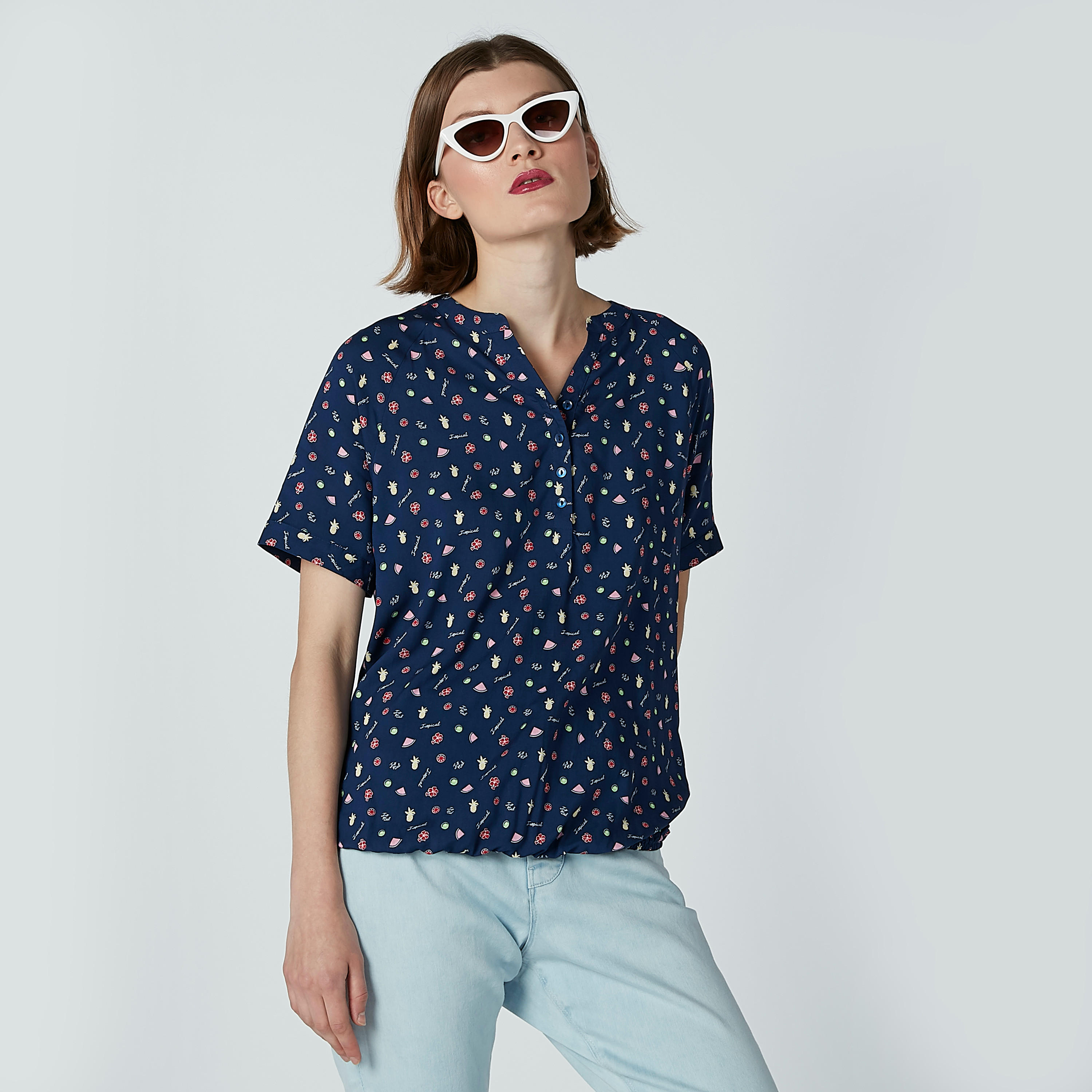 بلوزة بياقة V وأكمام قصيرة وطبعات-women-clothing-shirtsandblouses-blouses-image-1