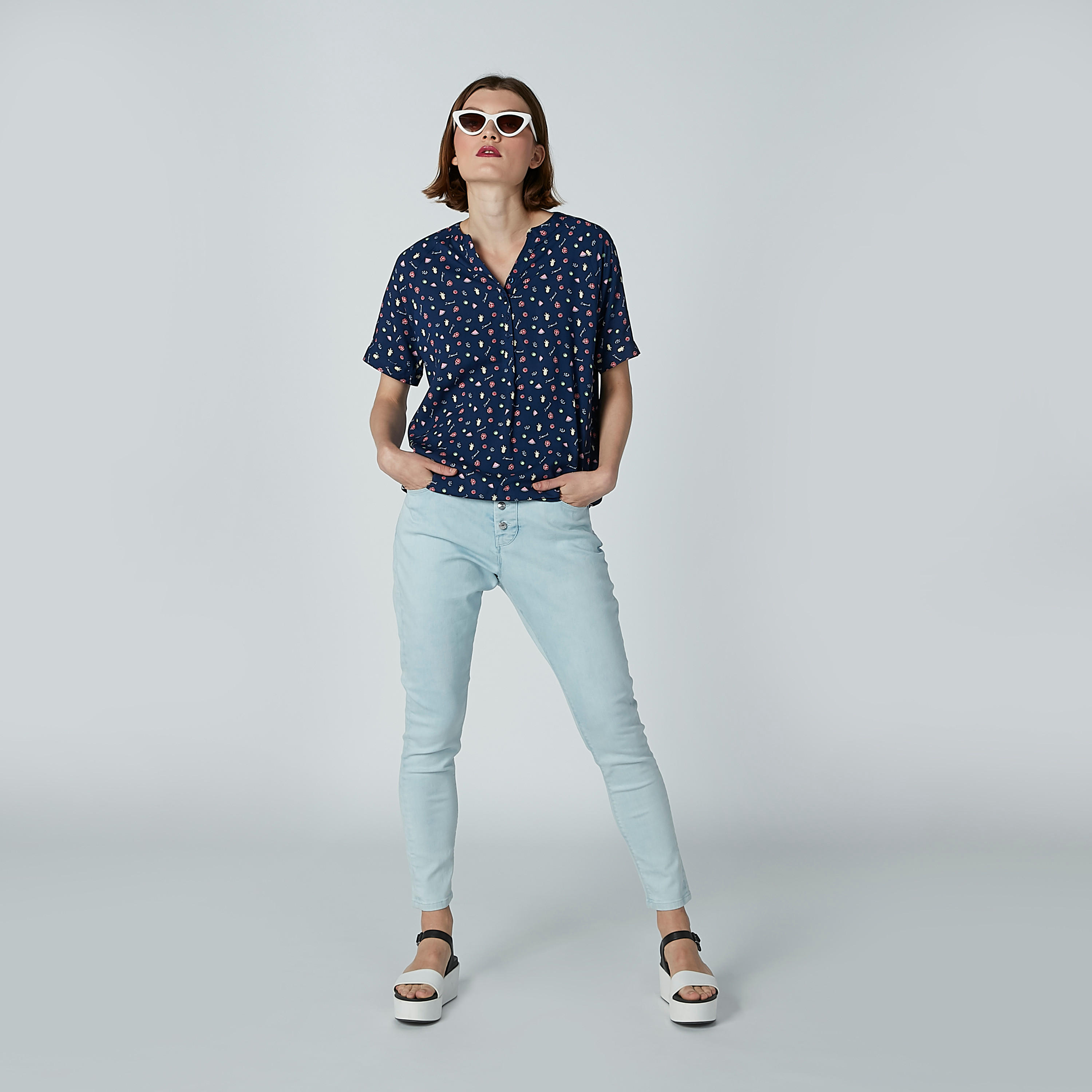 بلوزة بياقة V وأكمام قصيرة وطبعات-women-clothing-shirtsandblouses-blouses-image-2