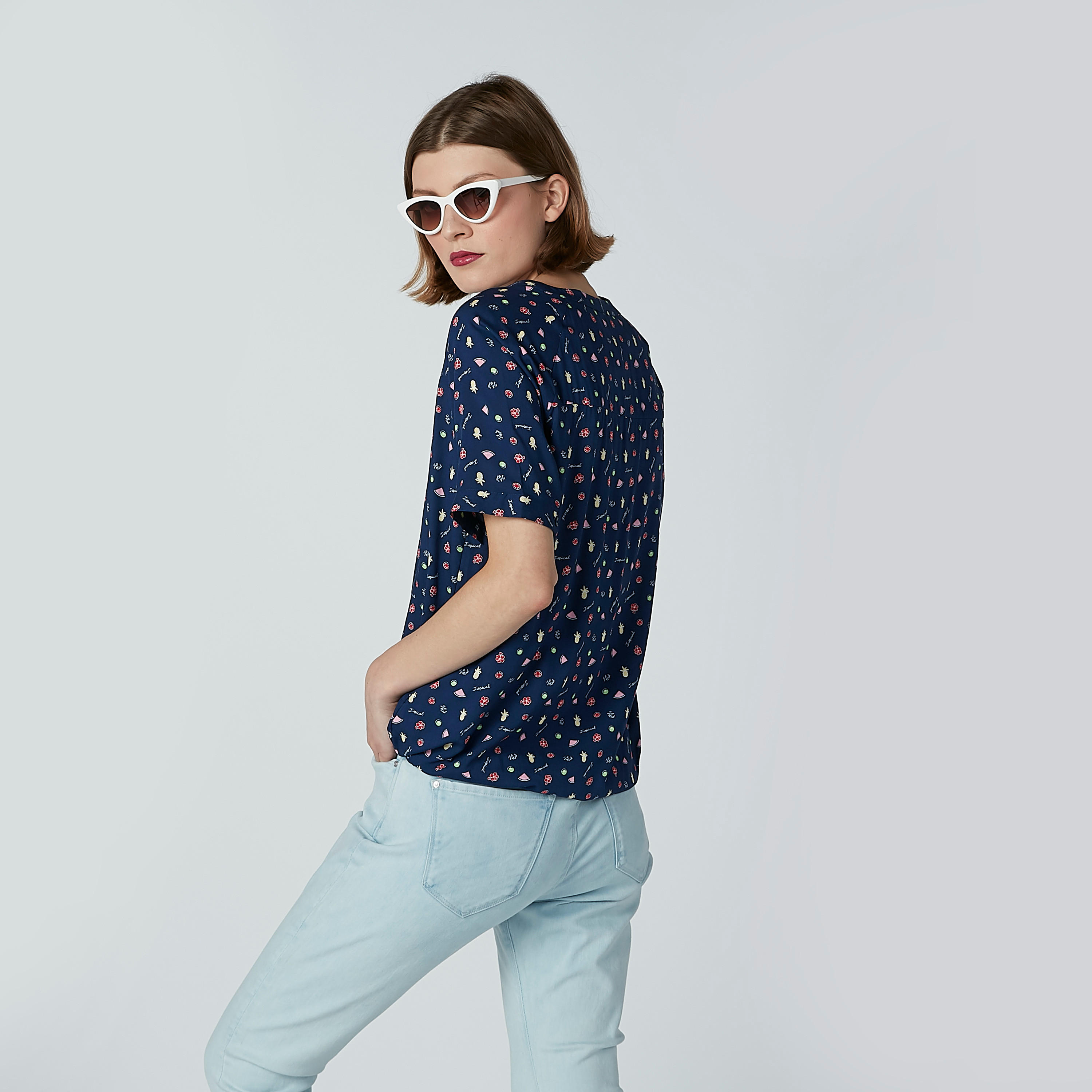 بلوزة بياقة V وأكمام قصيرة وطبعات-women-clothing-shirtsandblouses-blouses-image-3