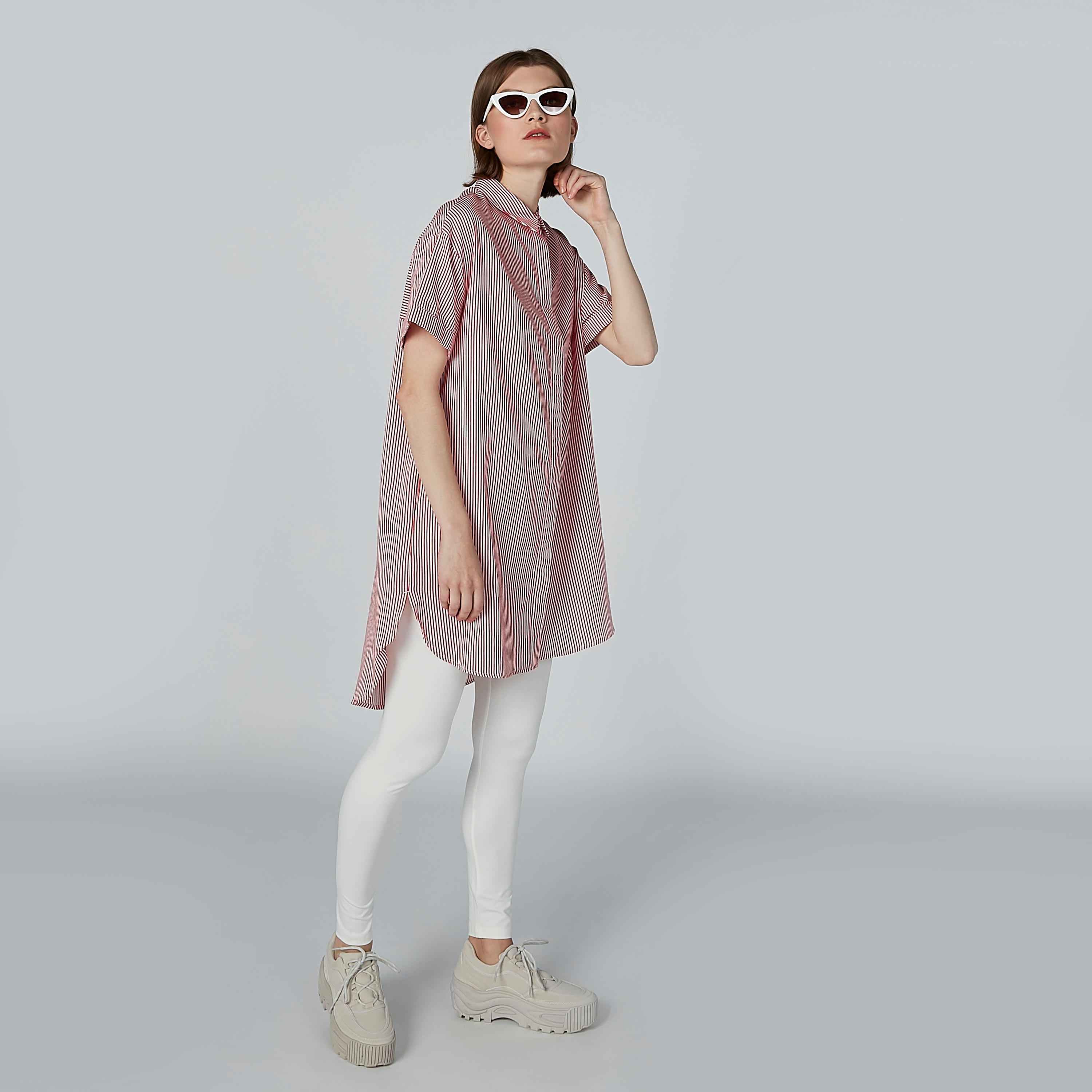 قميص طويل مقلّم بأكمام قصيرة وأزرار-women-clothing-shirtsandblouses-blouses-image-2