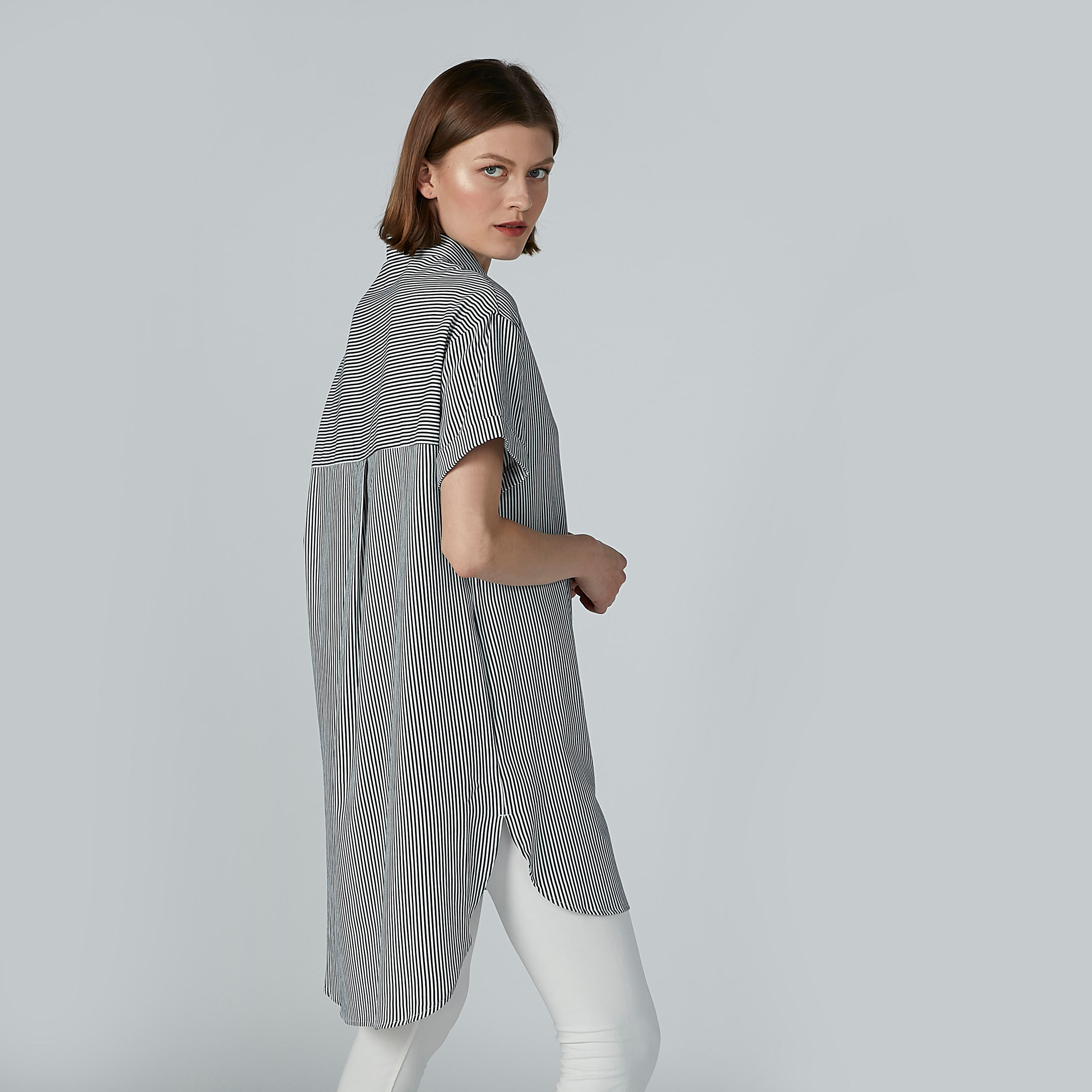 قميص طويل مقلّم بياقة عاديّة وأكمام قصيرة-women-clothing-shirtsandblouses-blouses-image-3