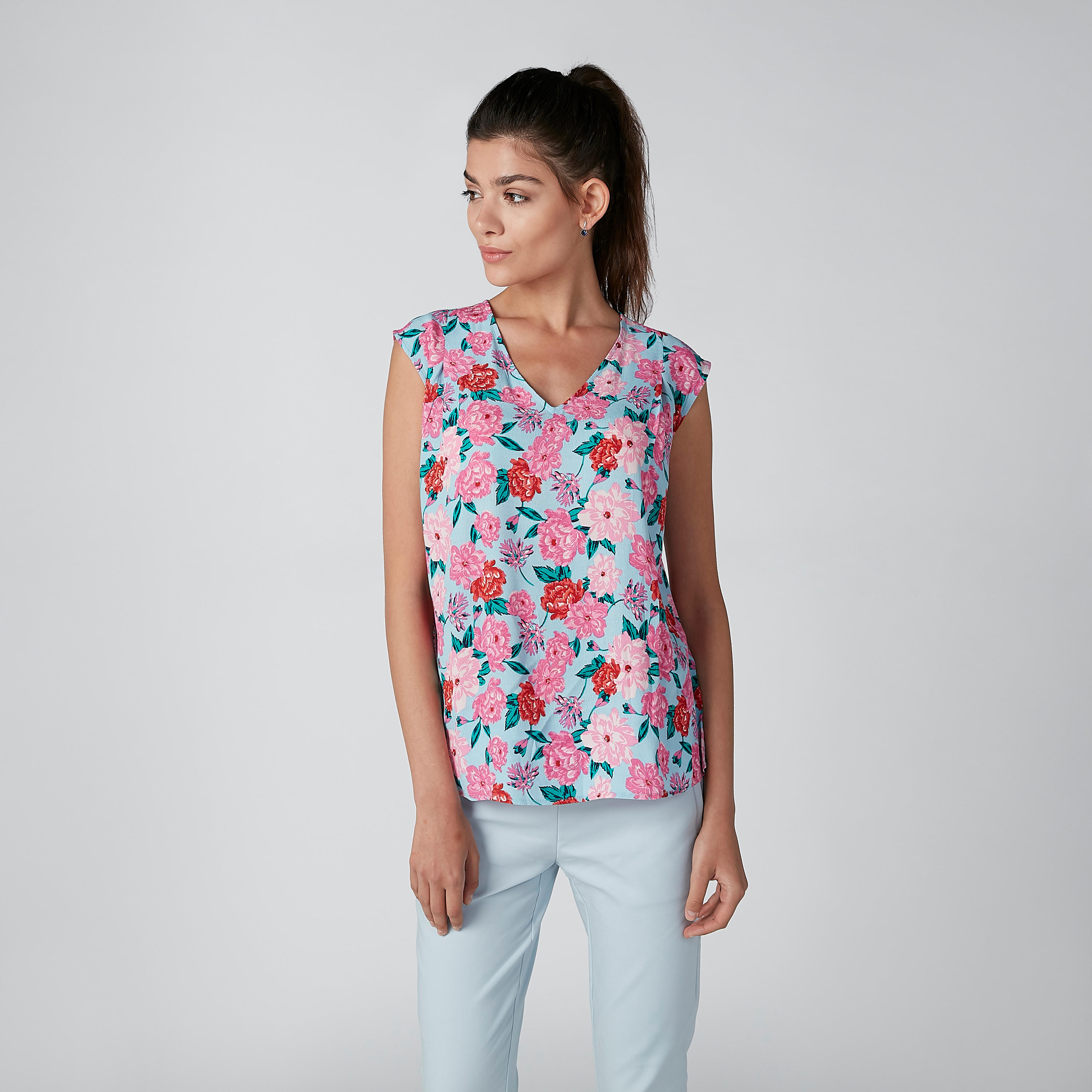بلوزة دون أكمام بياقة V وطبعات زهرية-women-clothing-shirtsandblouses-blouses-image-1