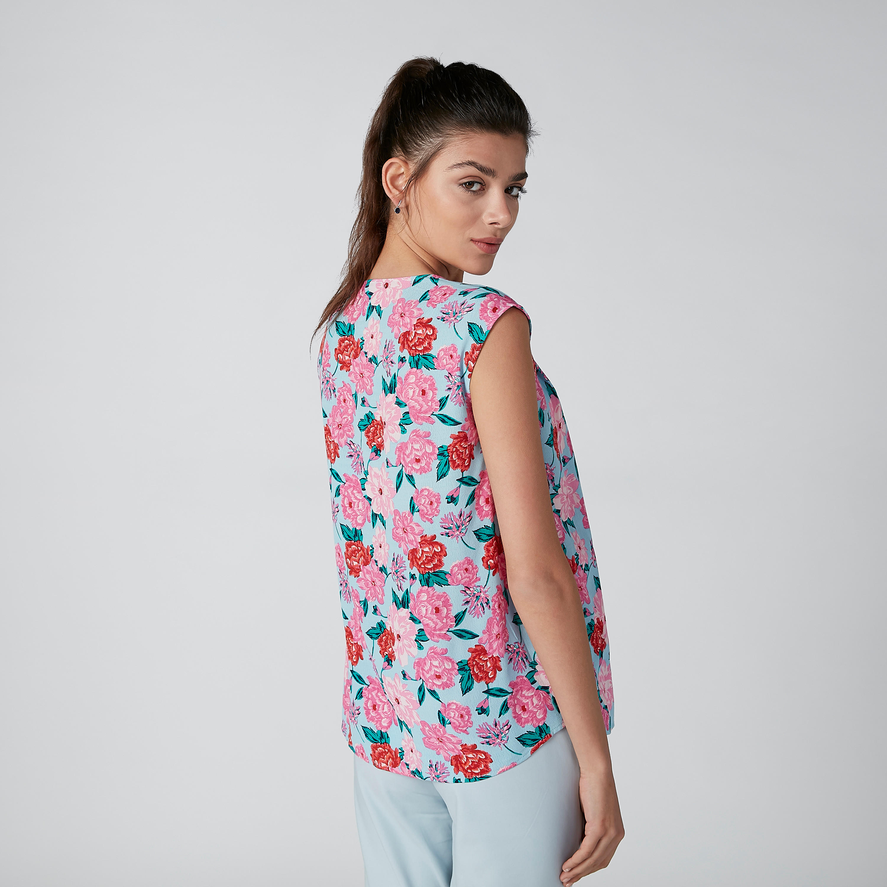 بلوزة دون أكمام بياقة V وطبعات زهرية-women-clothing-shirtsandblouses-blouses-image-2