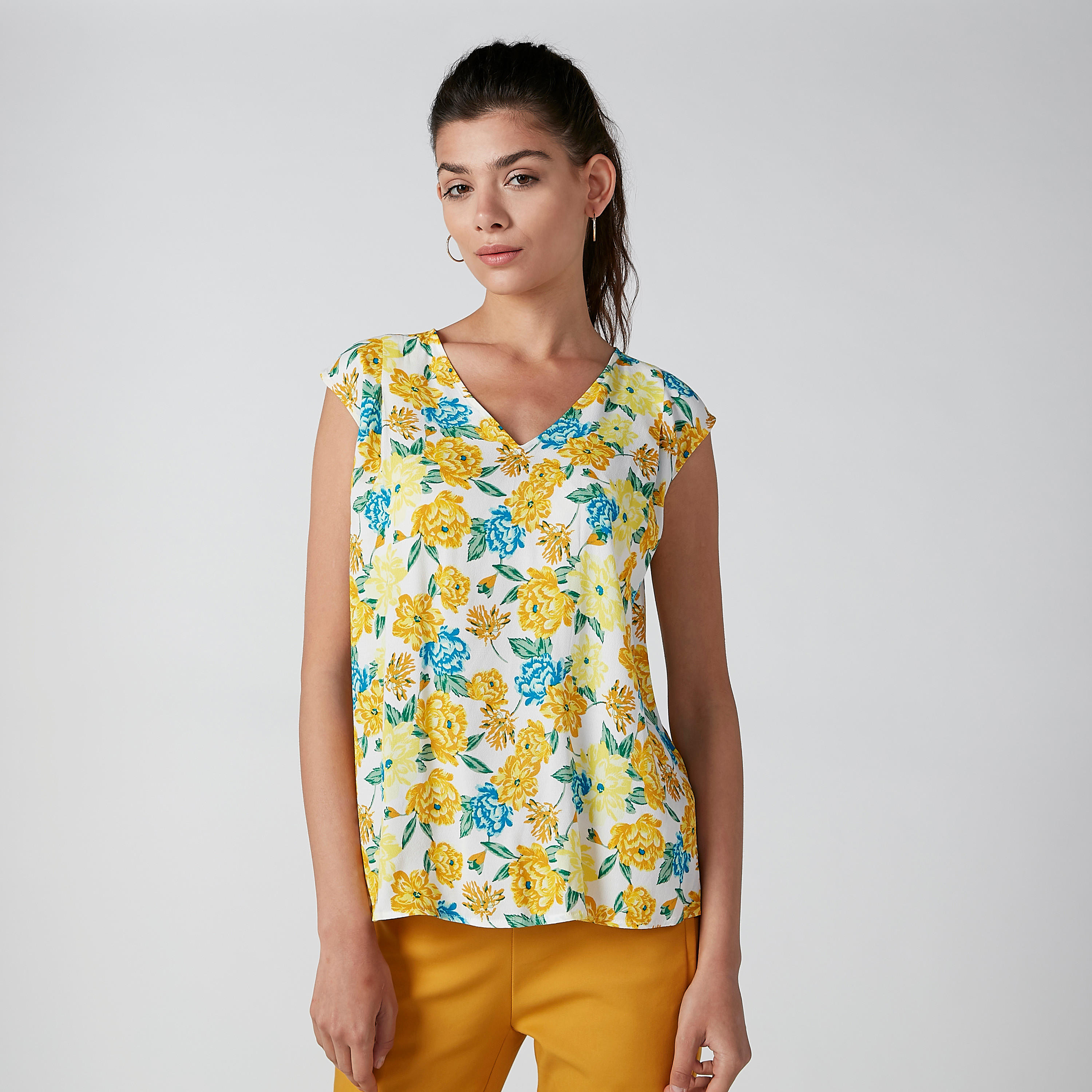 بلوزة دون أكمام بياقة V وطبعات زهرية-women-clothing-shirtsandblouses-blouses-image-1